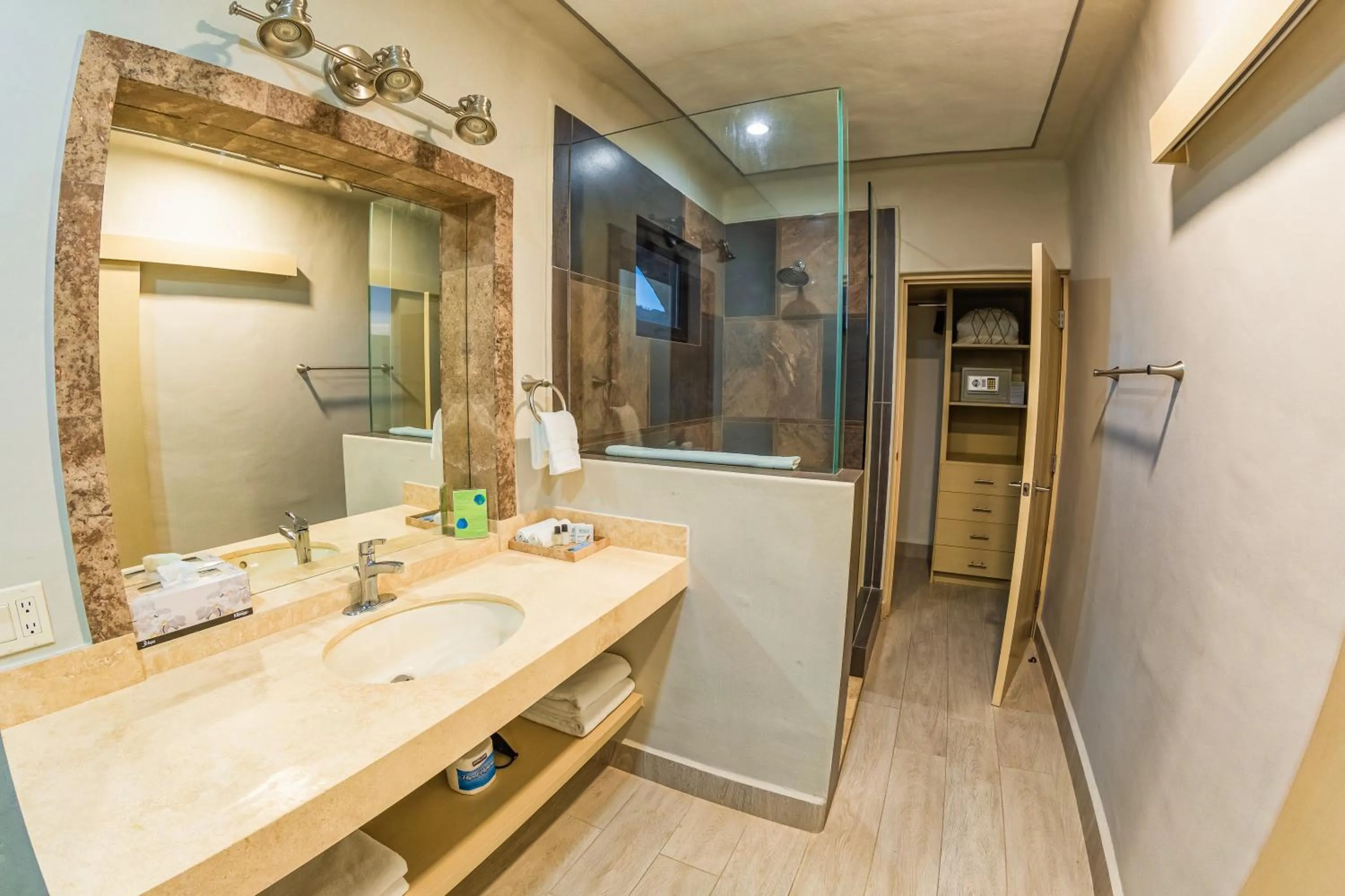 Shower in Castillo Blarney Inn