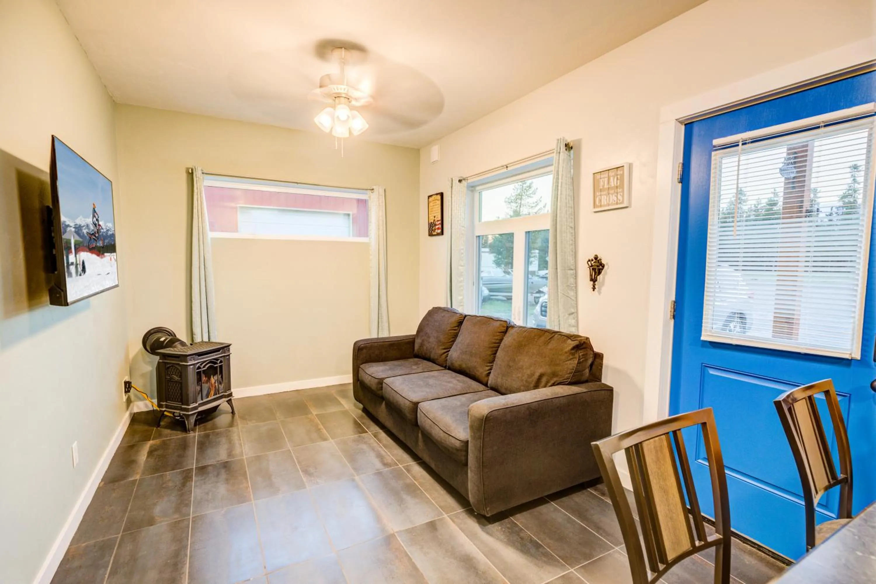 TV and multimedia in Castle in the Sky Unit Y