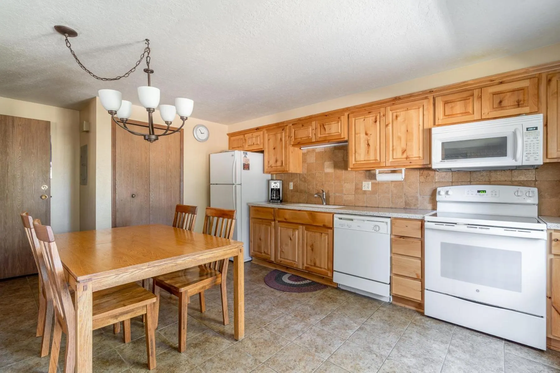 Dining area in Trapper 8