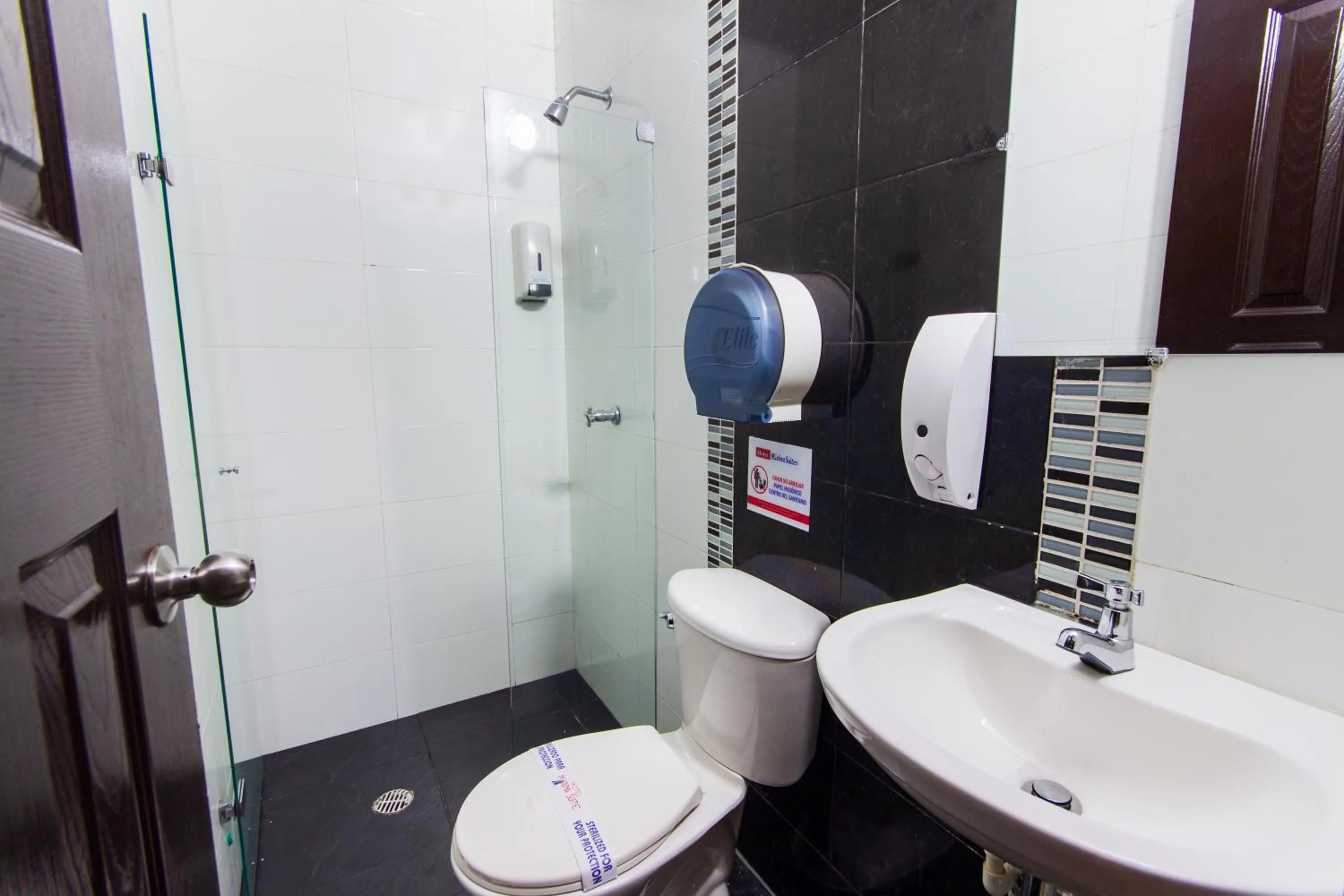 Bathroom in Hotel Marina Suites By GEH Suites