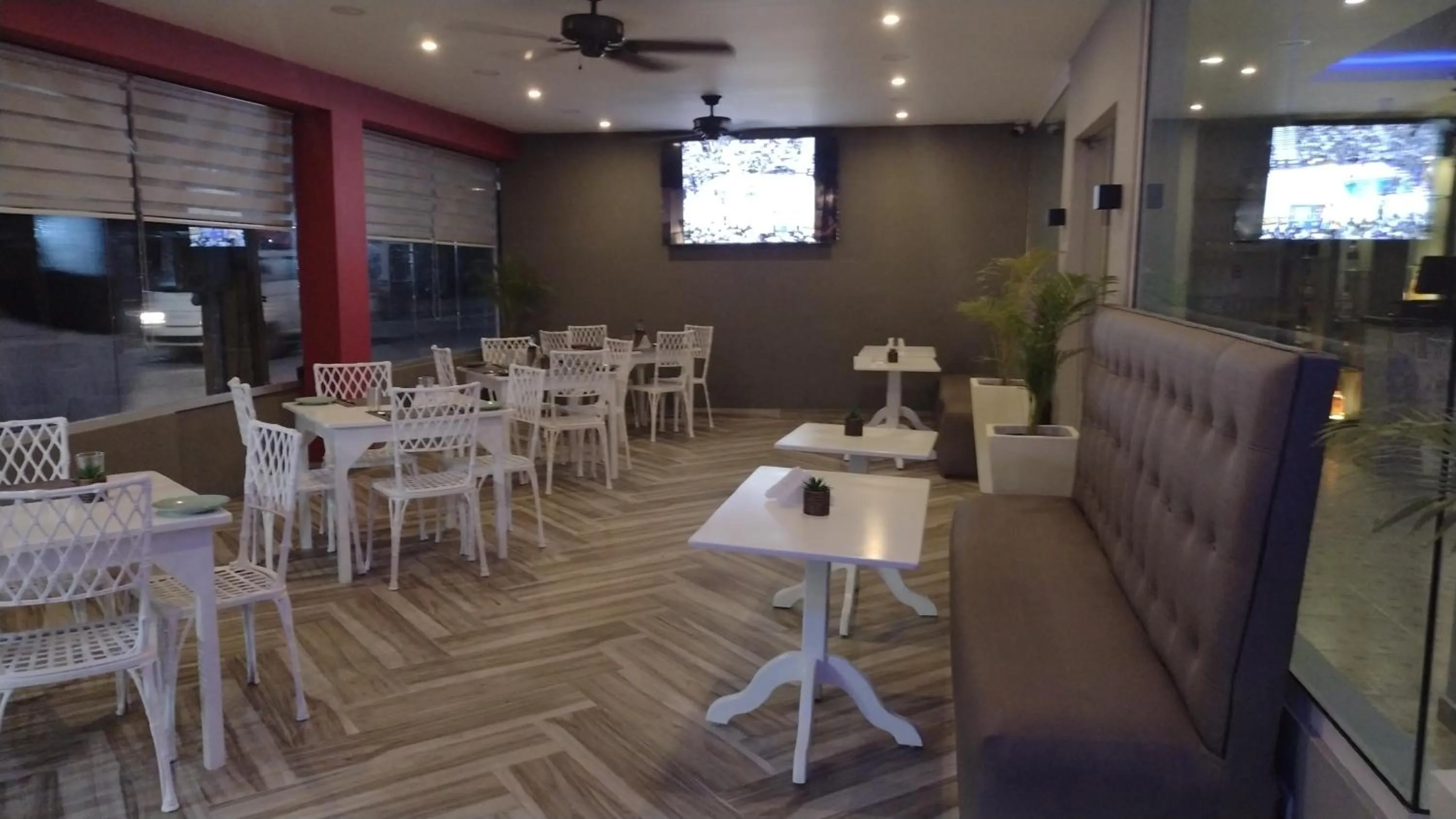 Restaurant/places to eat in Plaza Coral Hotel