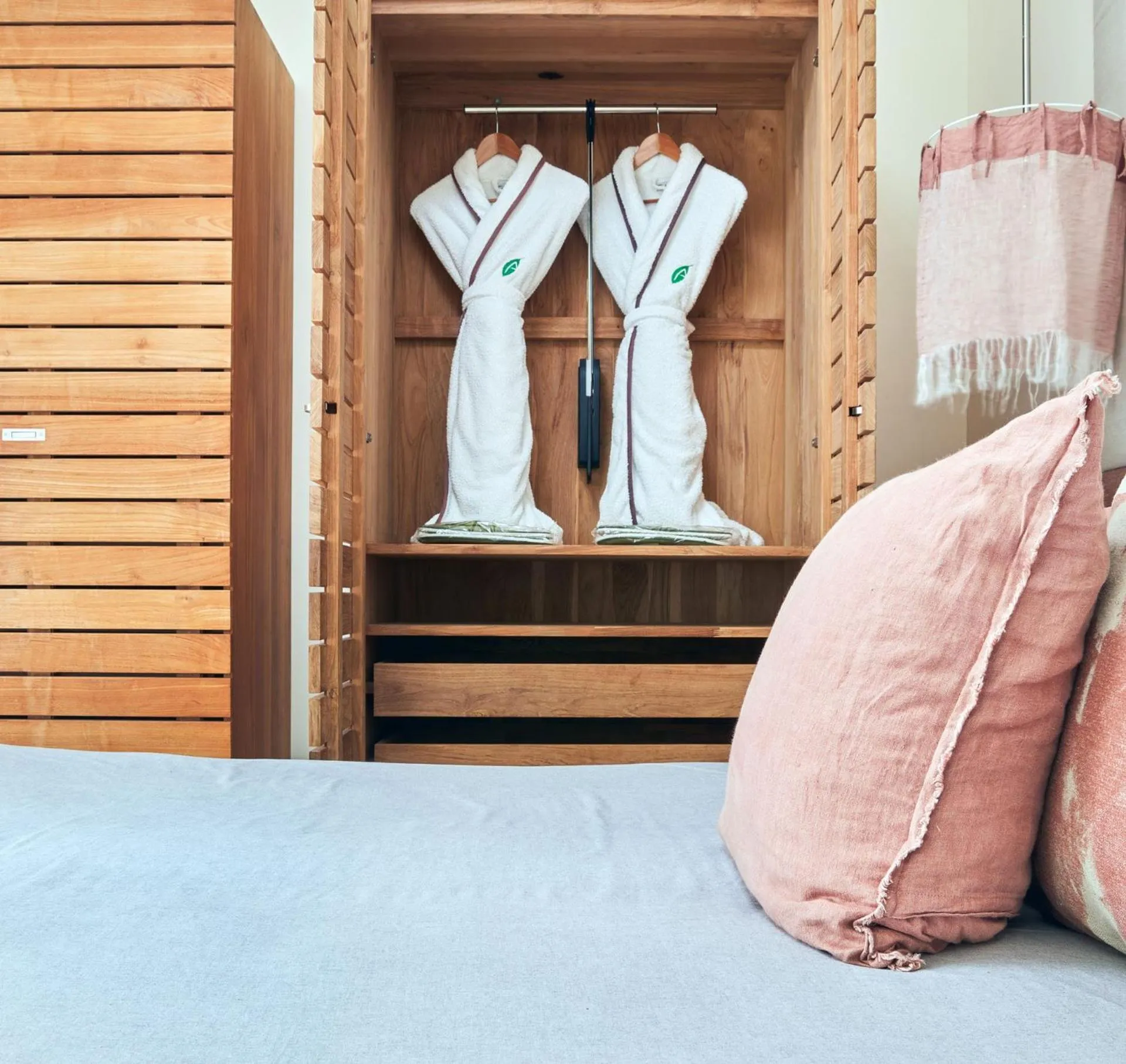 Property building, Bed in Arajilla Retreat