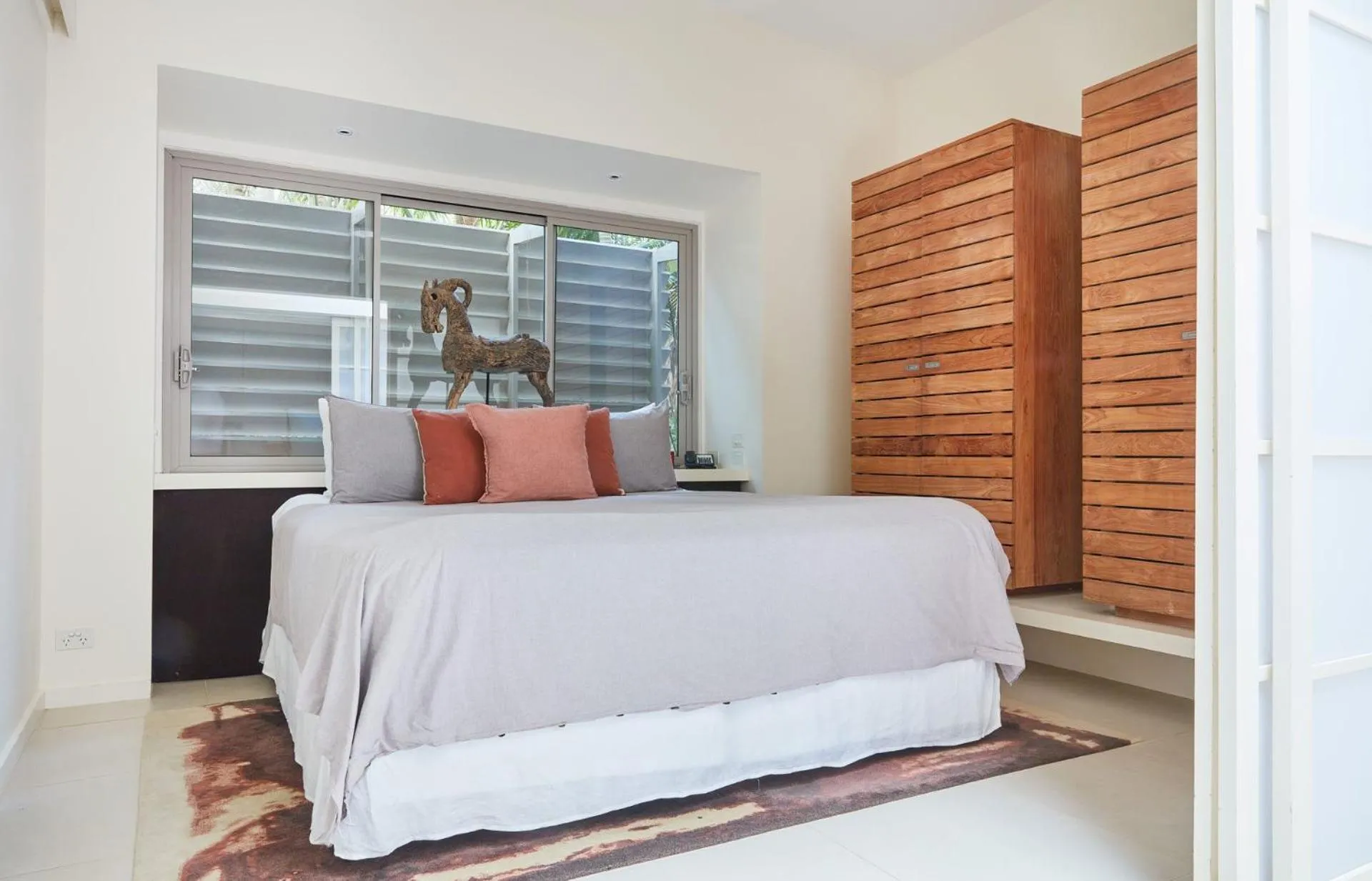 Property building, Bed in Arajilla Retreat