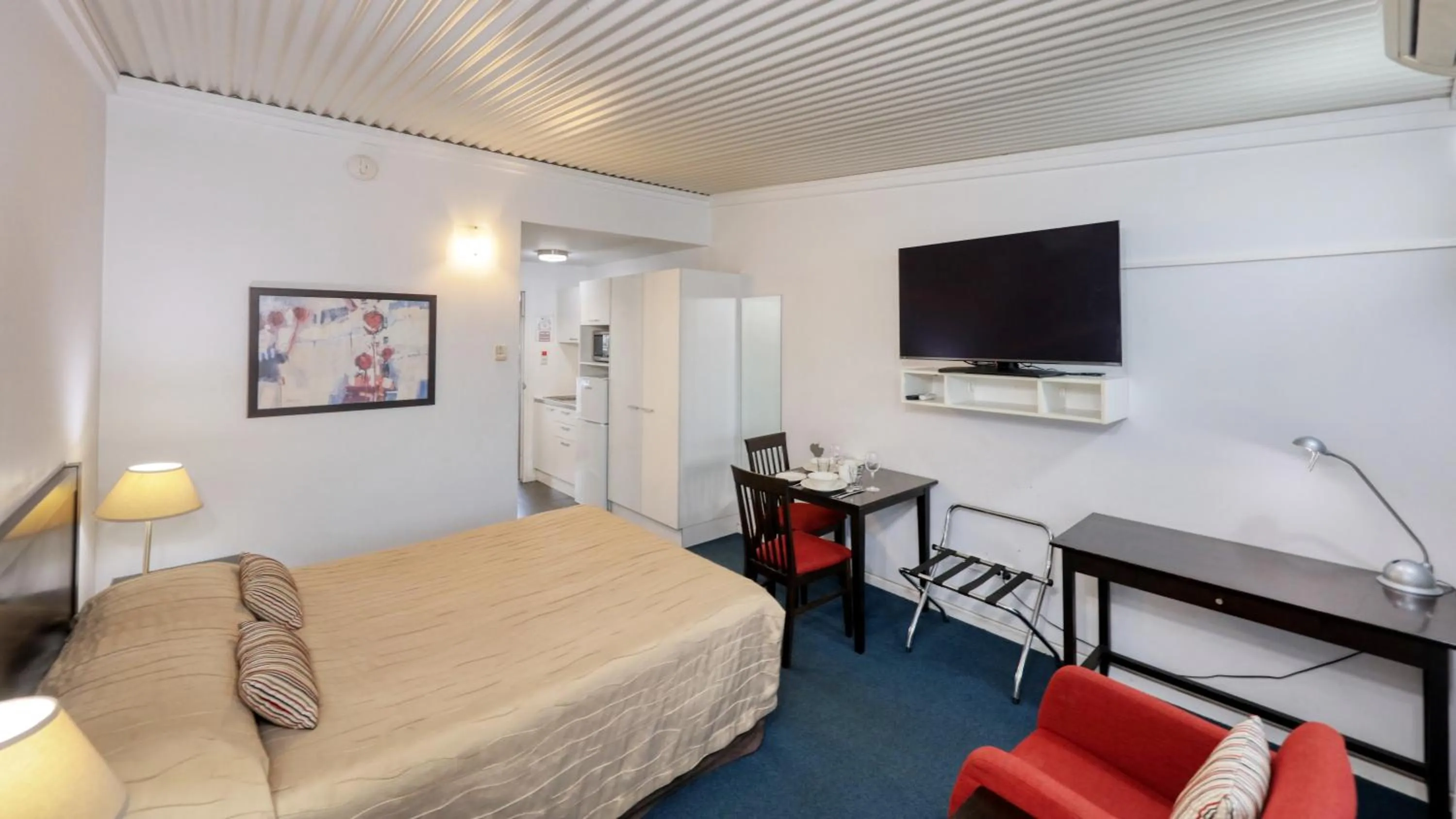 Communal lounge/ TV room, Bed in Route 66 Motor Inn