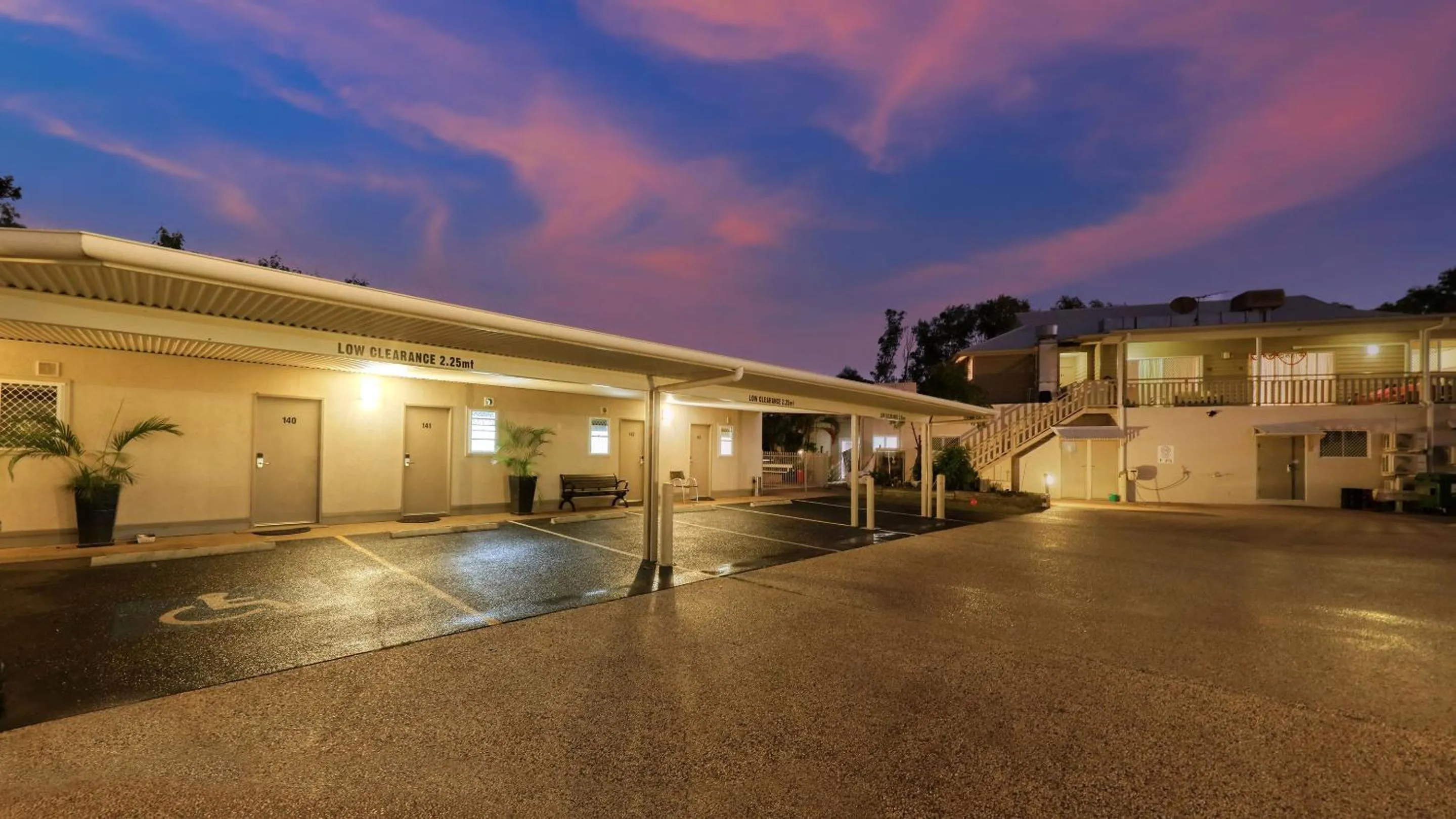 Parking in Route 66 Motor Inn