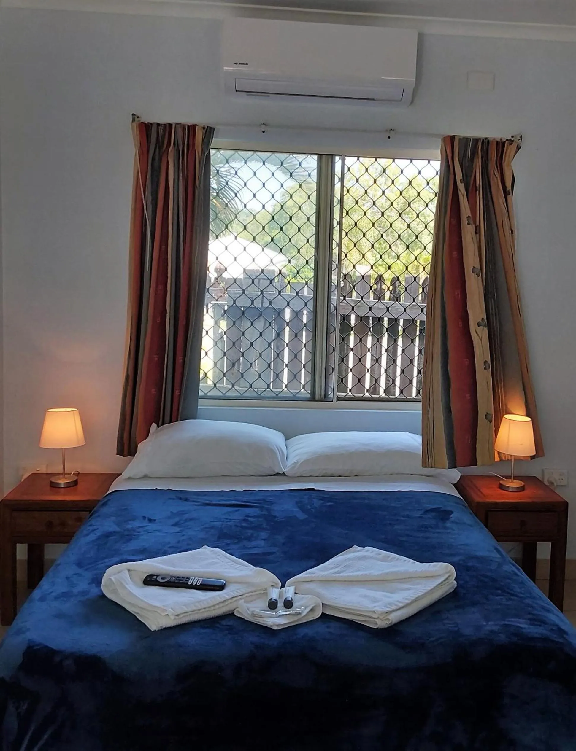 Property building, Bed in Cooktown Motel