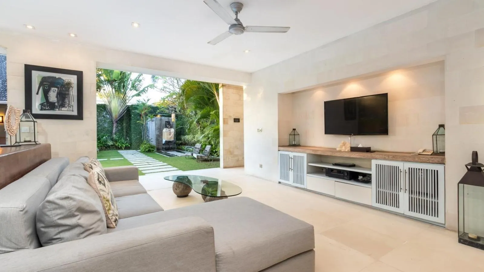 Communal lounge/ TV room in Casa Mateo Villa