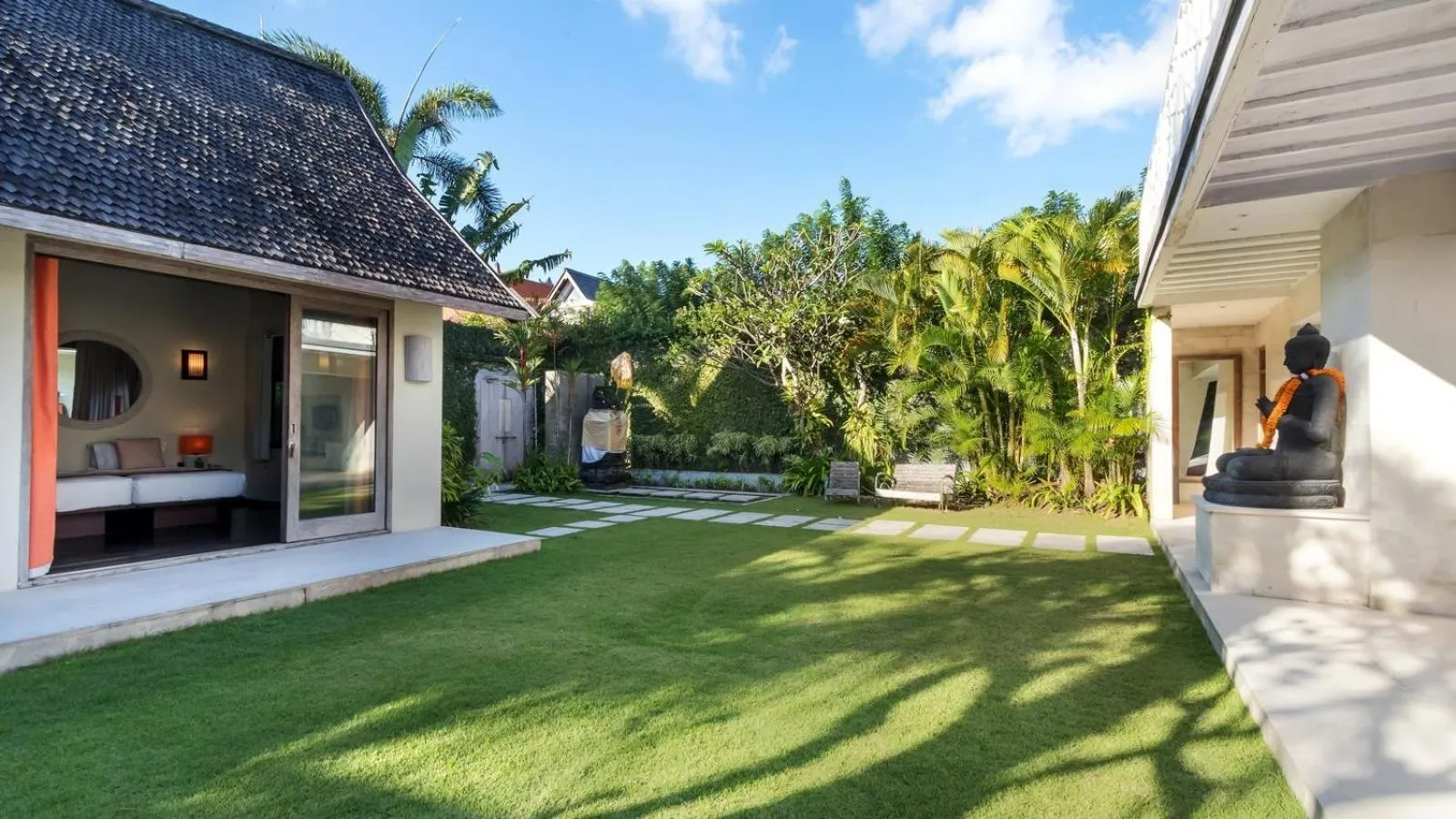 Facade/entrance in Casa Mateo Villa