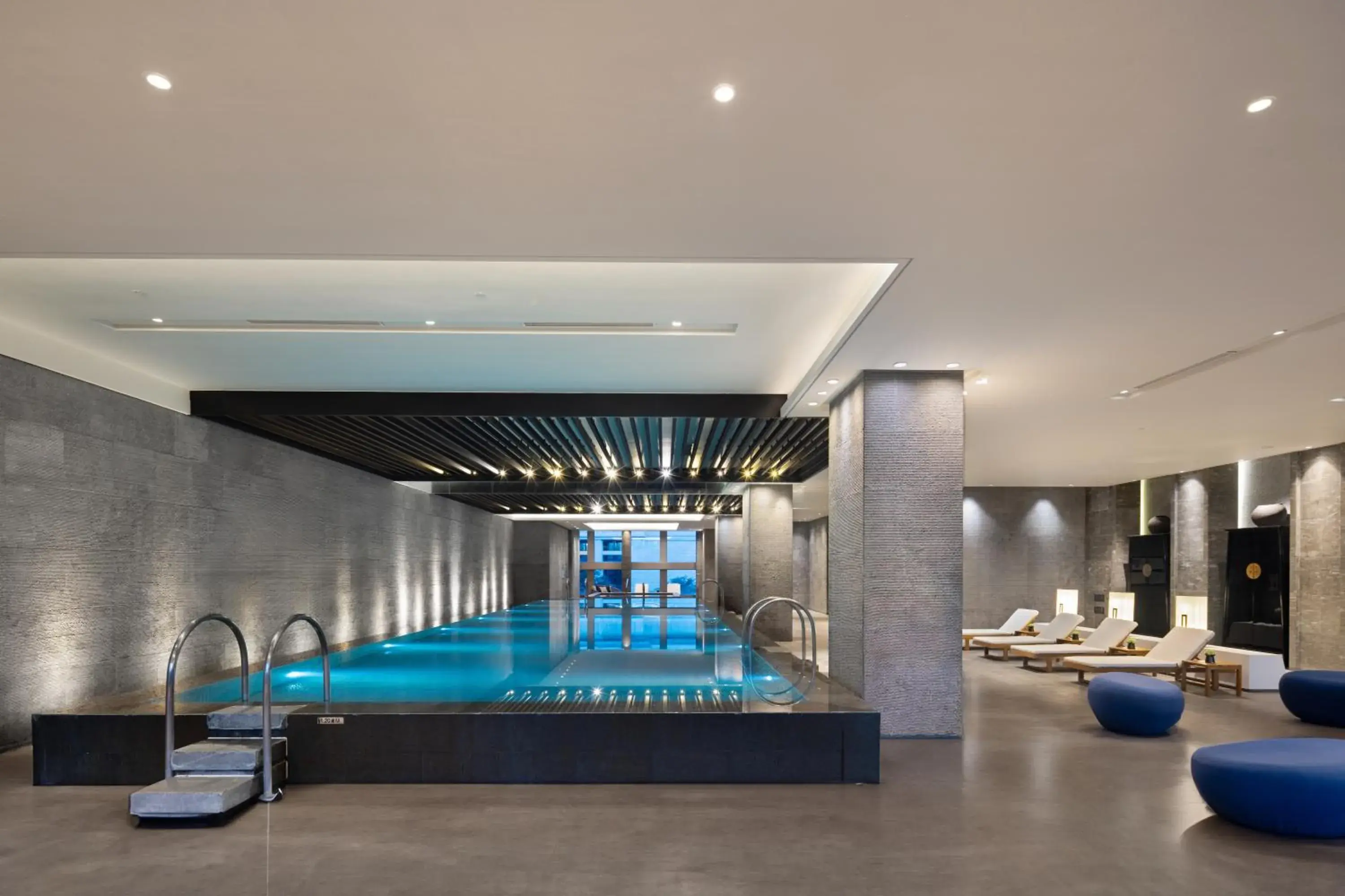 Swimming pool in New World Beijing Hotel Swimming pool in New World Beijing Hotel