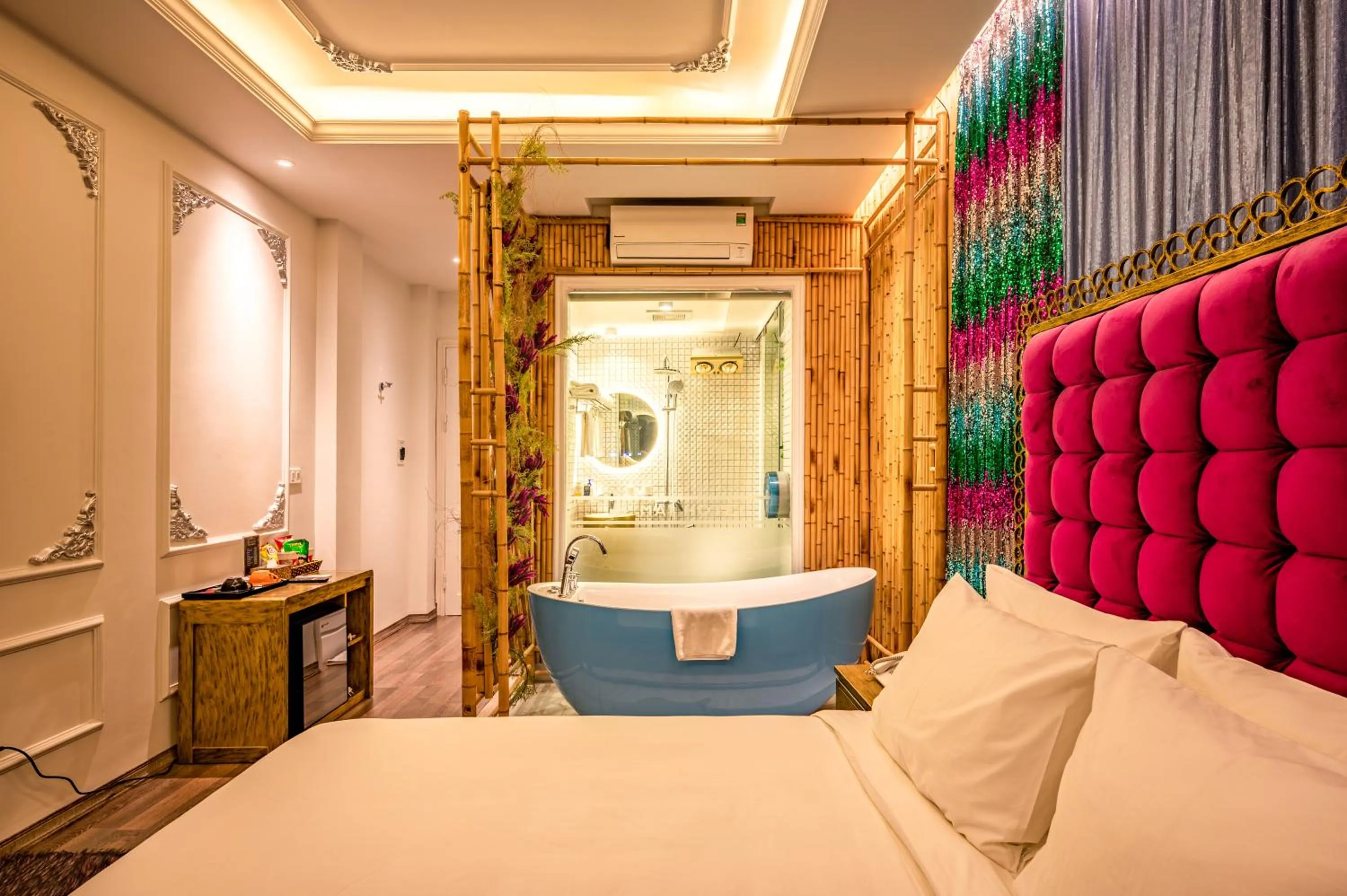 Shower, Bed in Mai Hotel