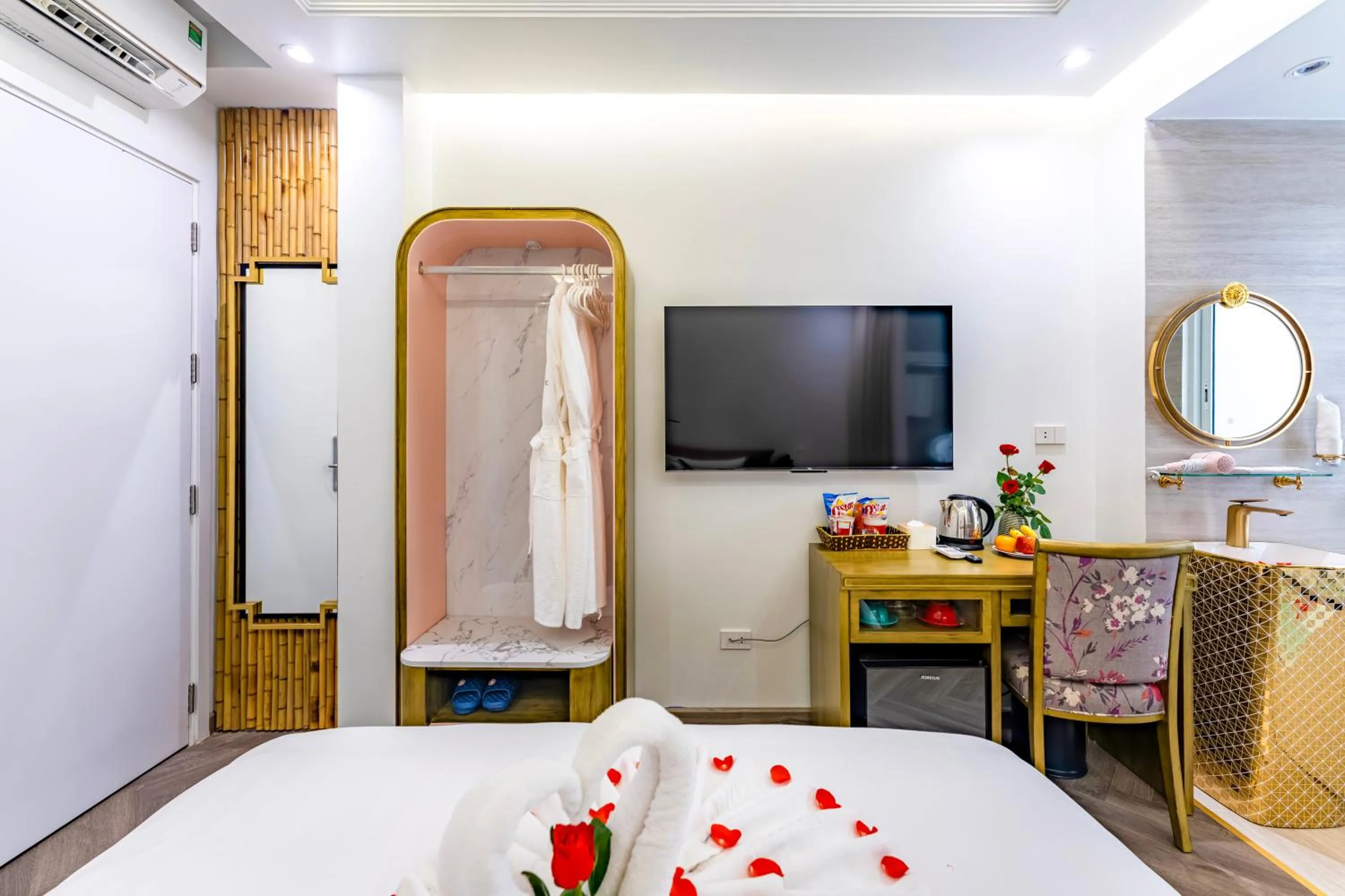 Communal lounge/ TV room, Bed in Mai Hotel