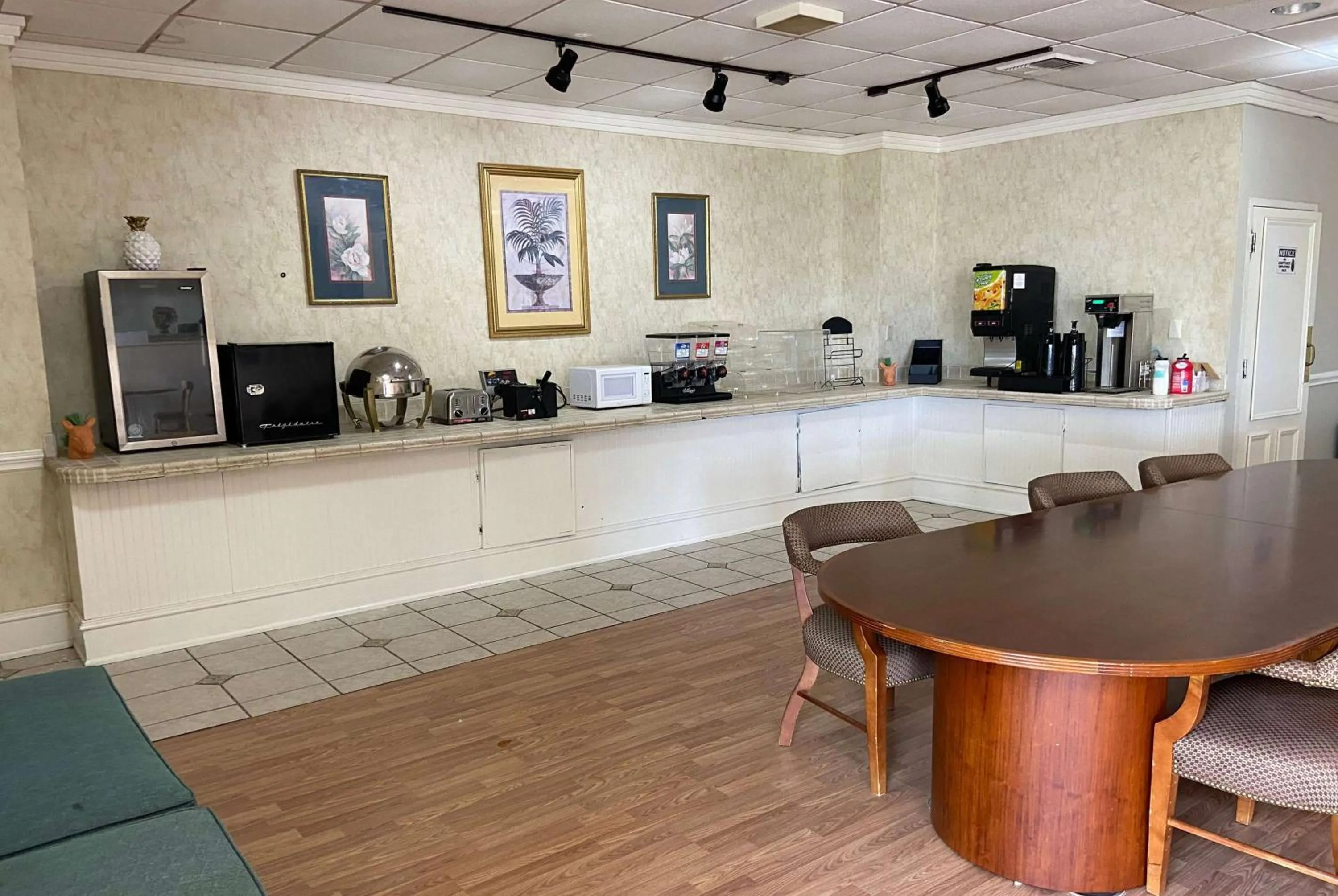 Breakfast in Days Inn by Wyndham Ozark