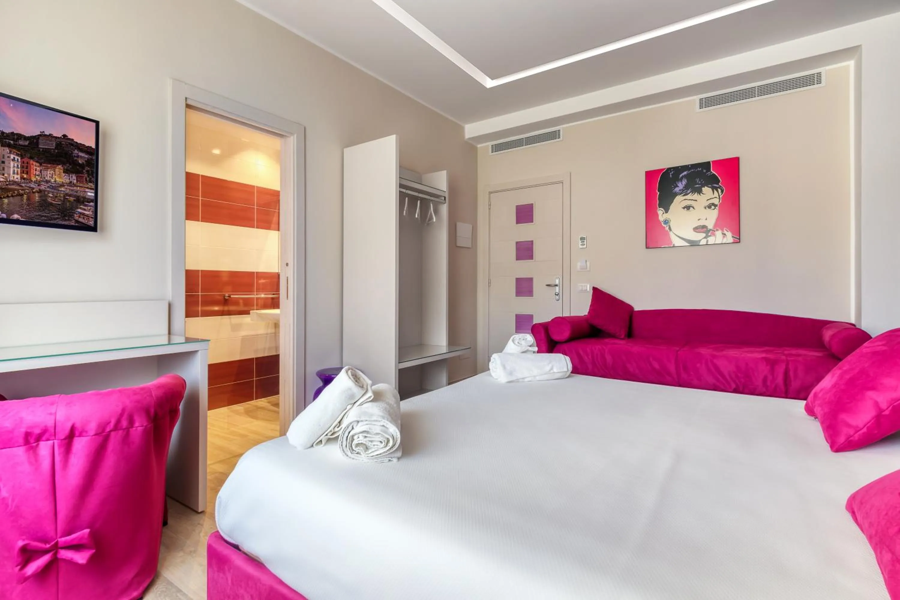 Bedroom, Bed in Tiffany Suites