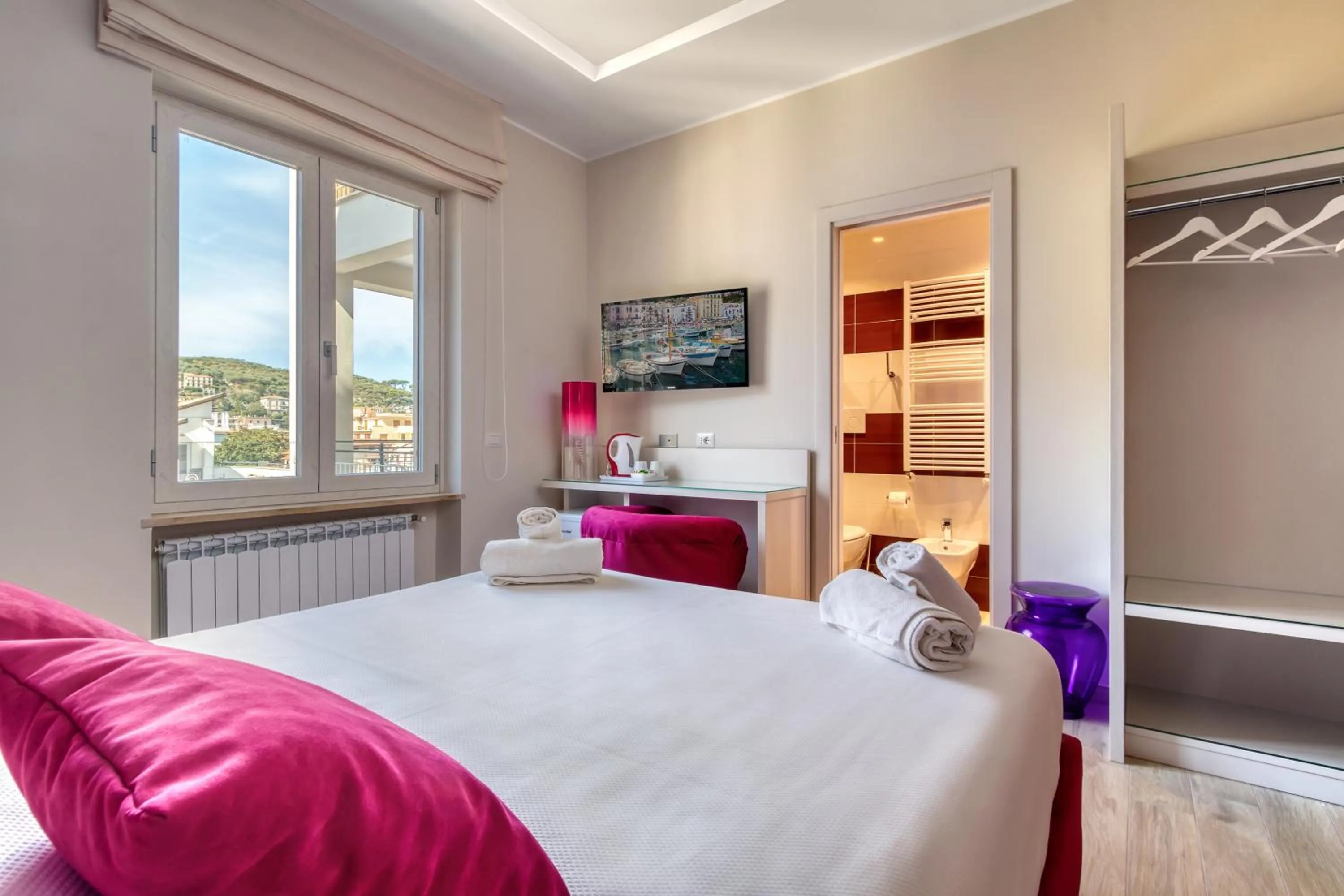 Bathroom, Bed in Tiffany Suites