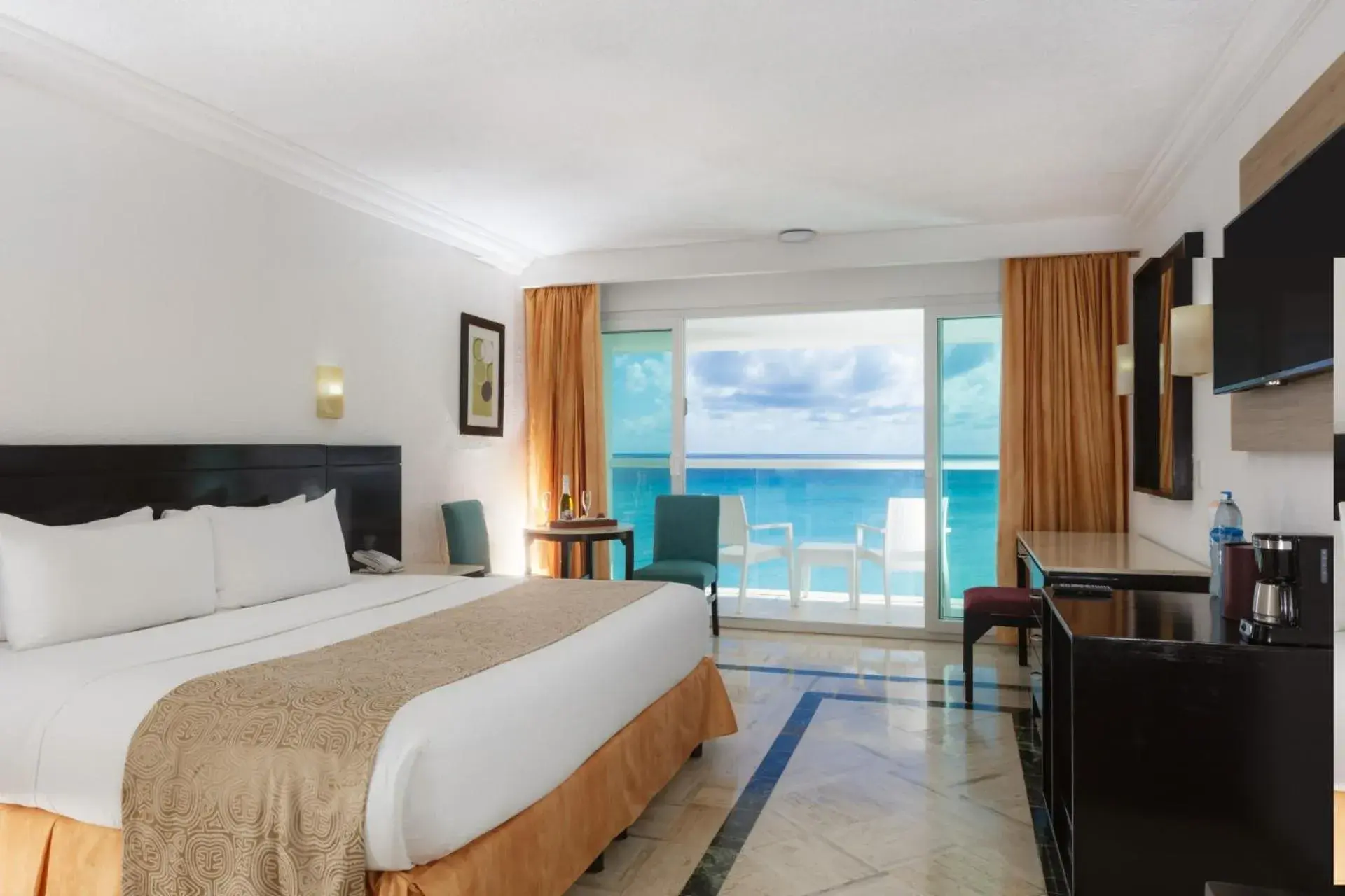 Photo of the whole room, Bed in Krystal Cancun Photo of the whole room, Bed in Krystal Cancun