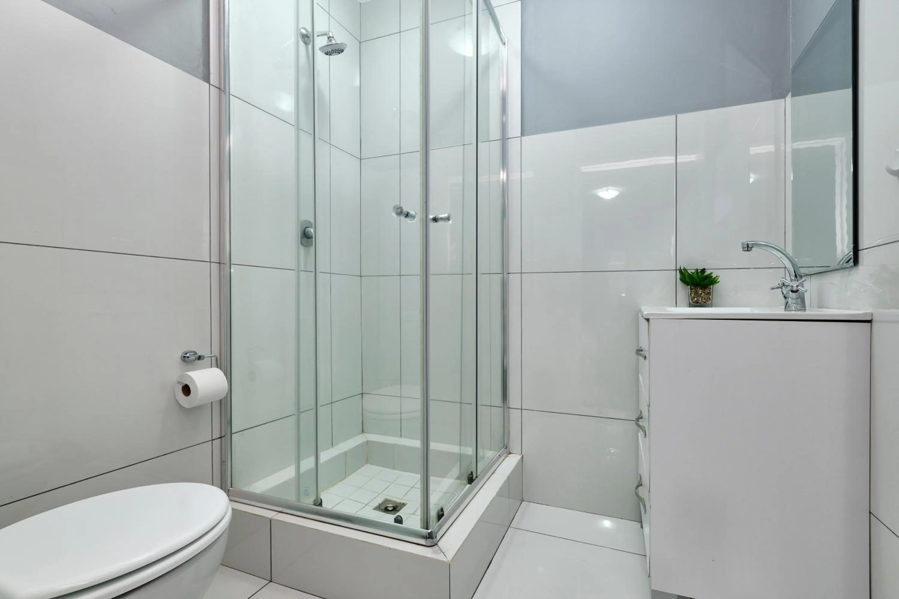 Bathroom in Inn & Out Sandton