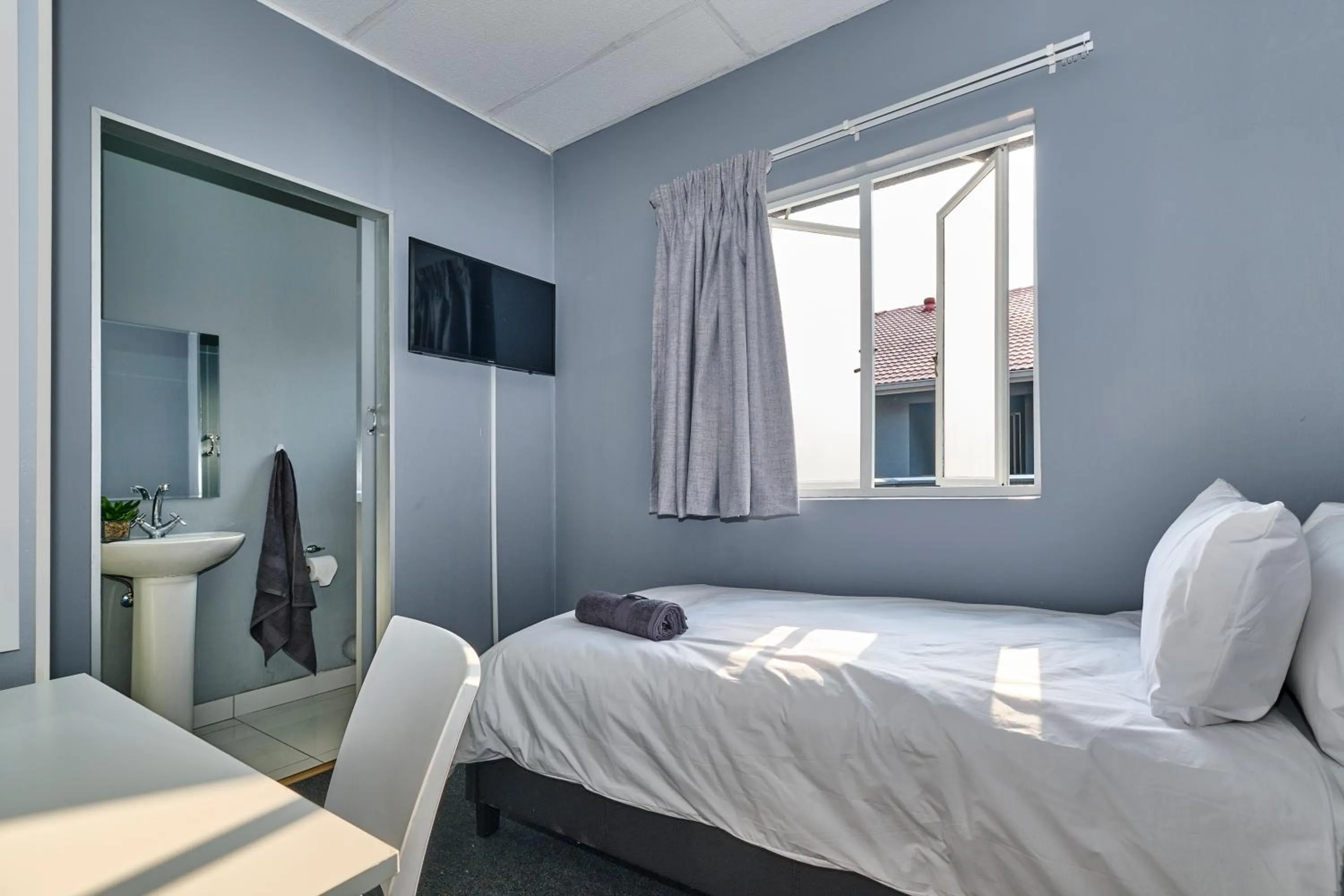 TV and multimedia, Bed in Inn & Out Sandton