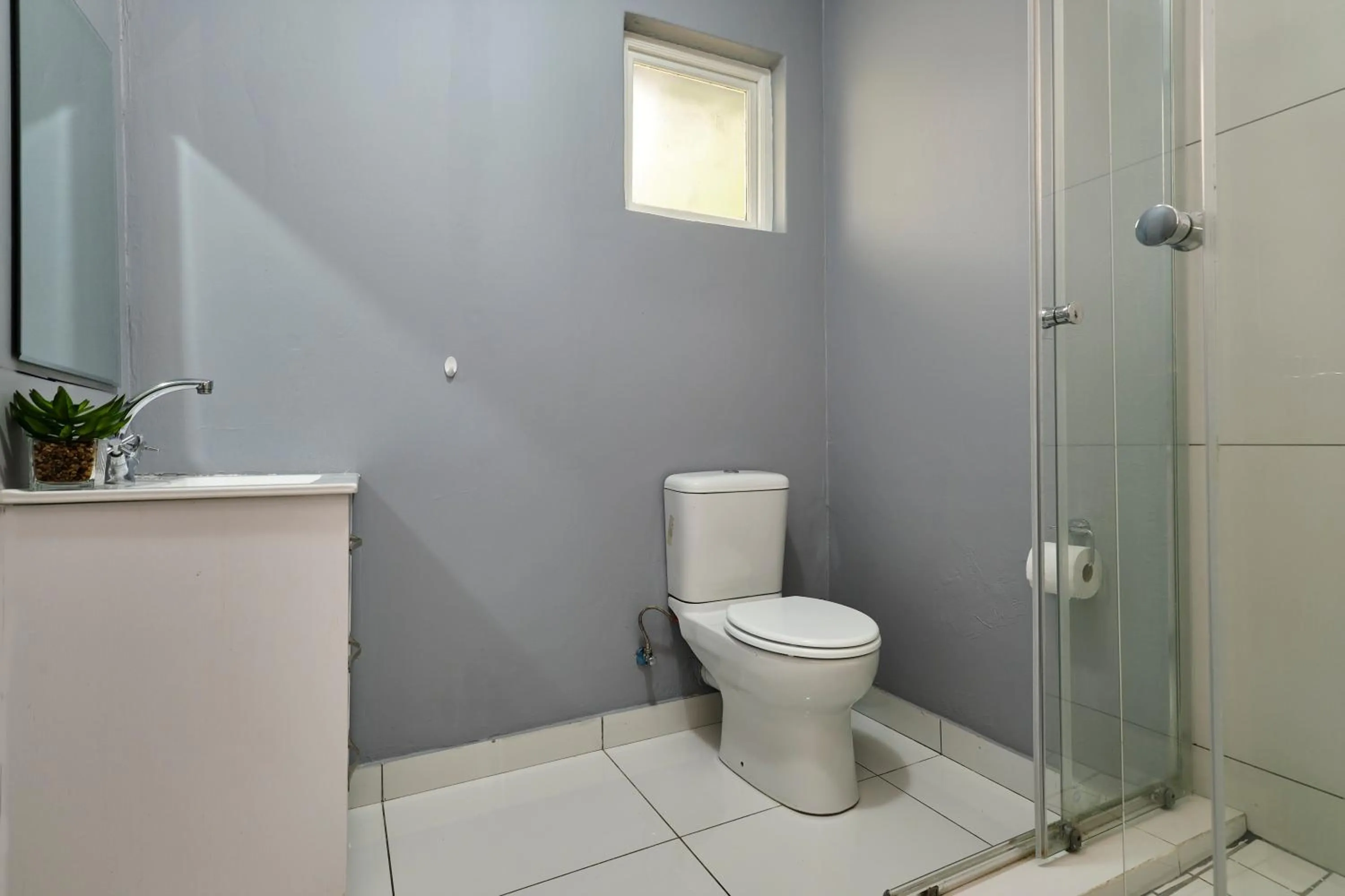 Bathroom in Inn & Out Sandton