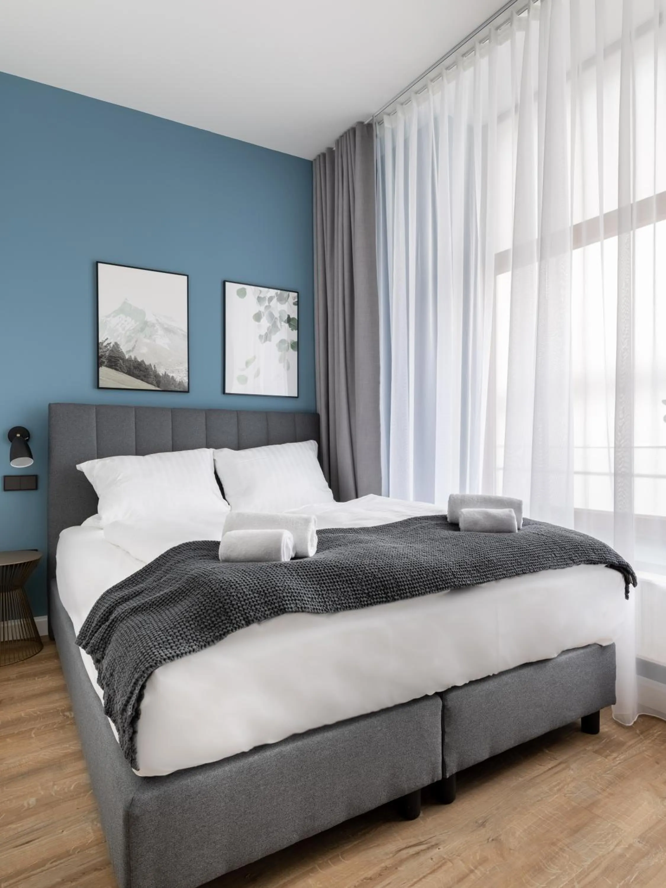 Bed in Limehome Augsburg Annastraße