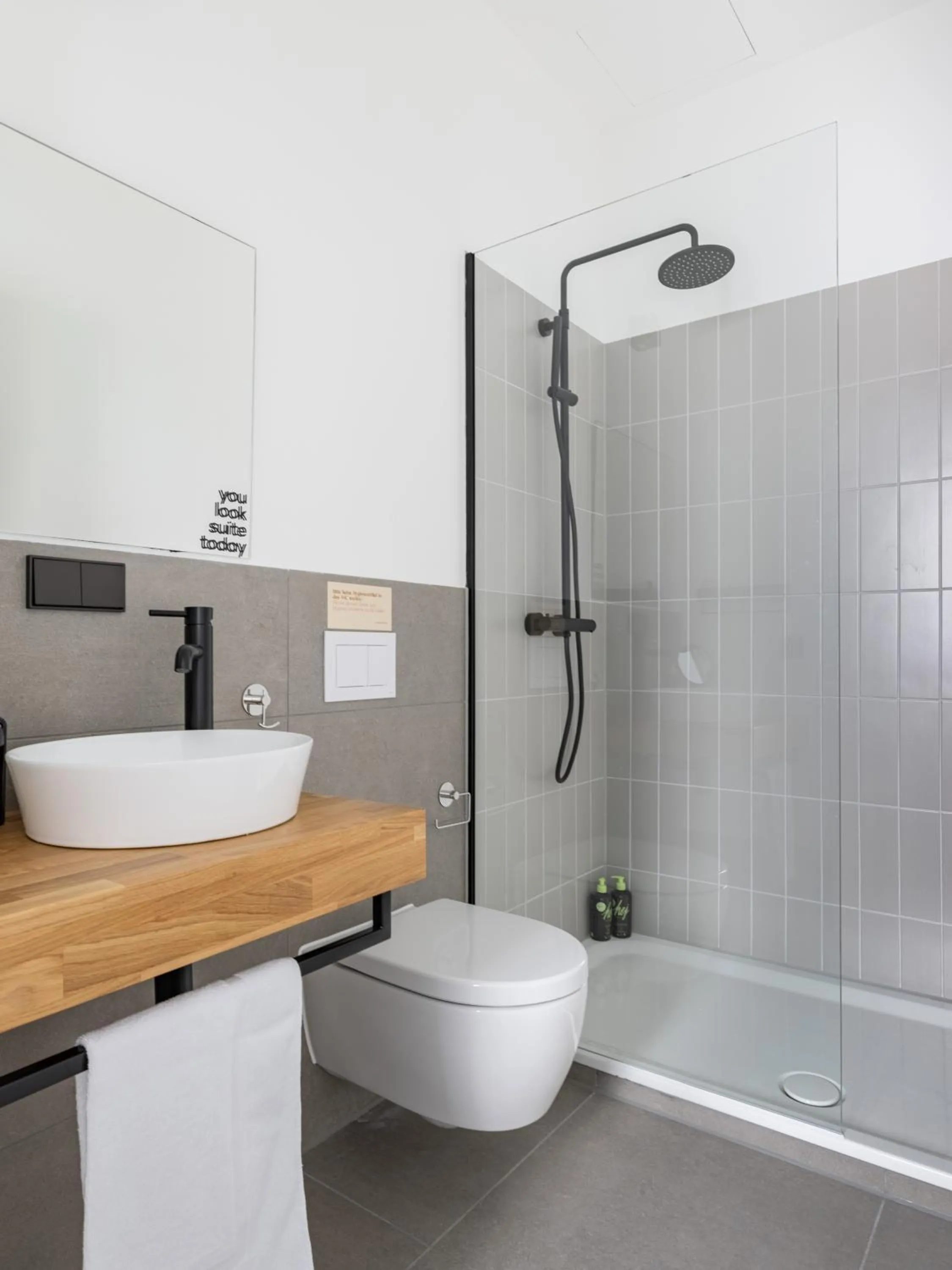 Shower in Limehome Augsburg Annastraße