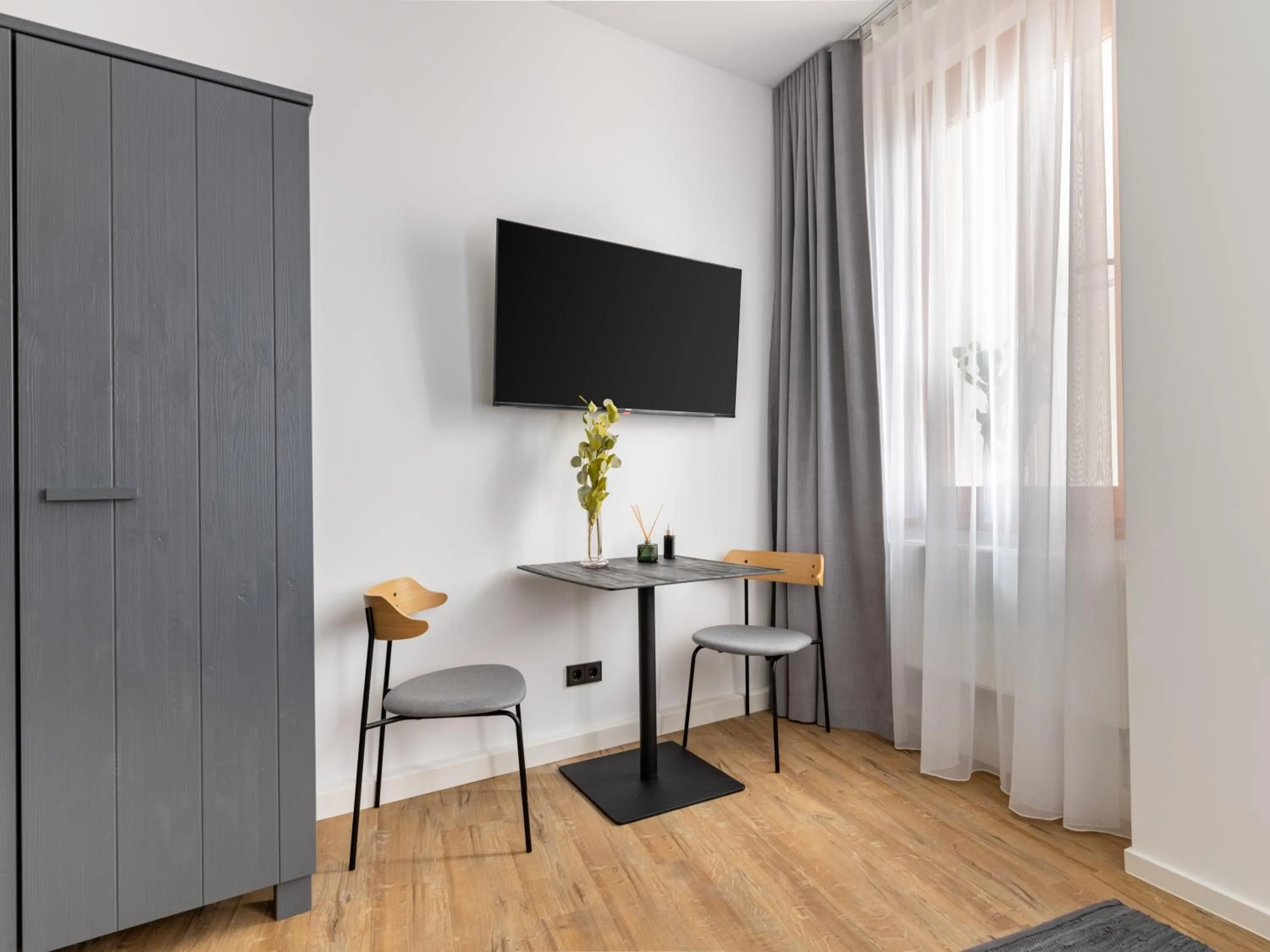 TV and multimedia in Limehome Augsburg Annastraße