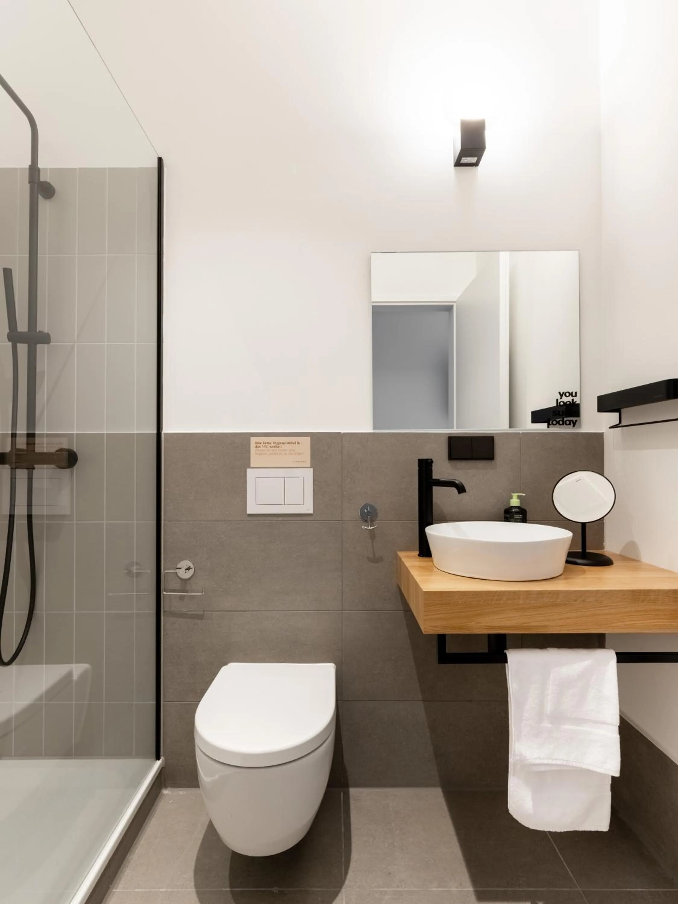 Shower in Limehome Augsburg Annastraße