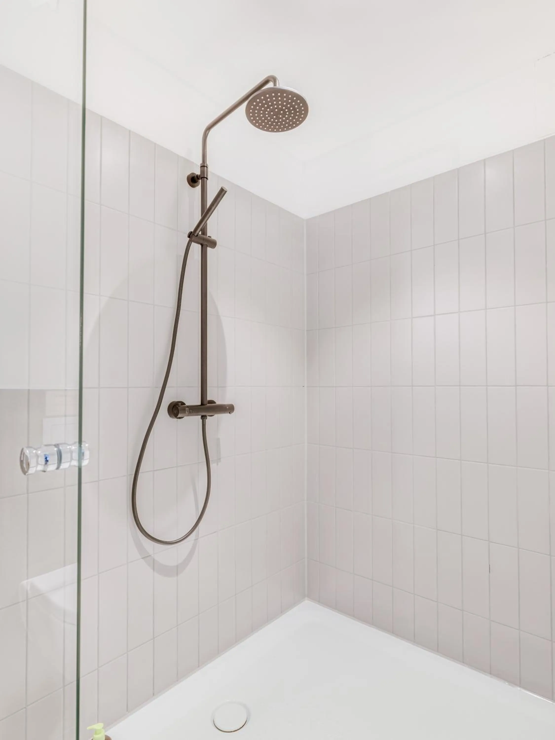 Shower in Limehome Augsburg Annastraße