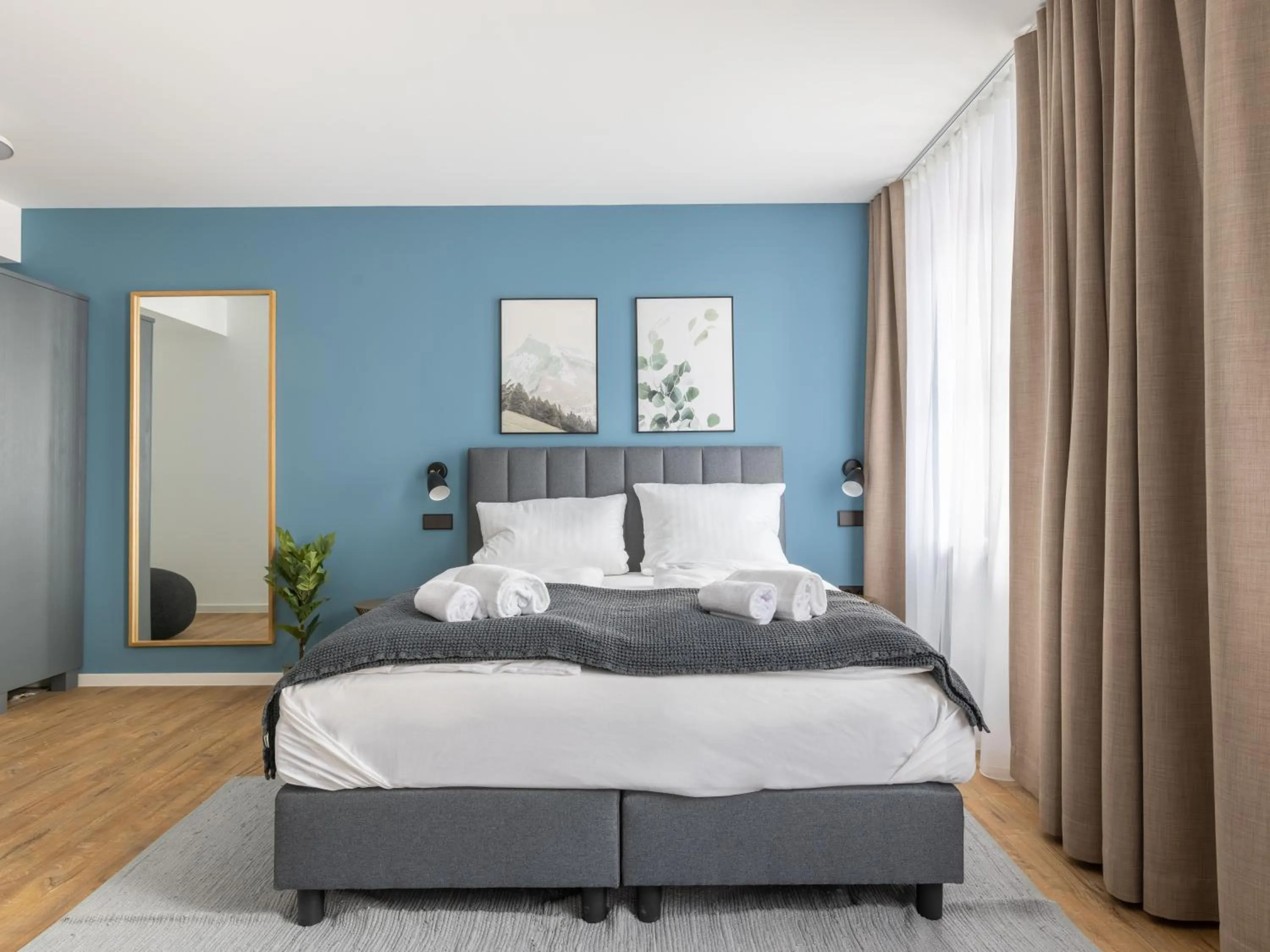 Bed in Limehome Augsburg Annastraße