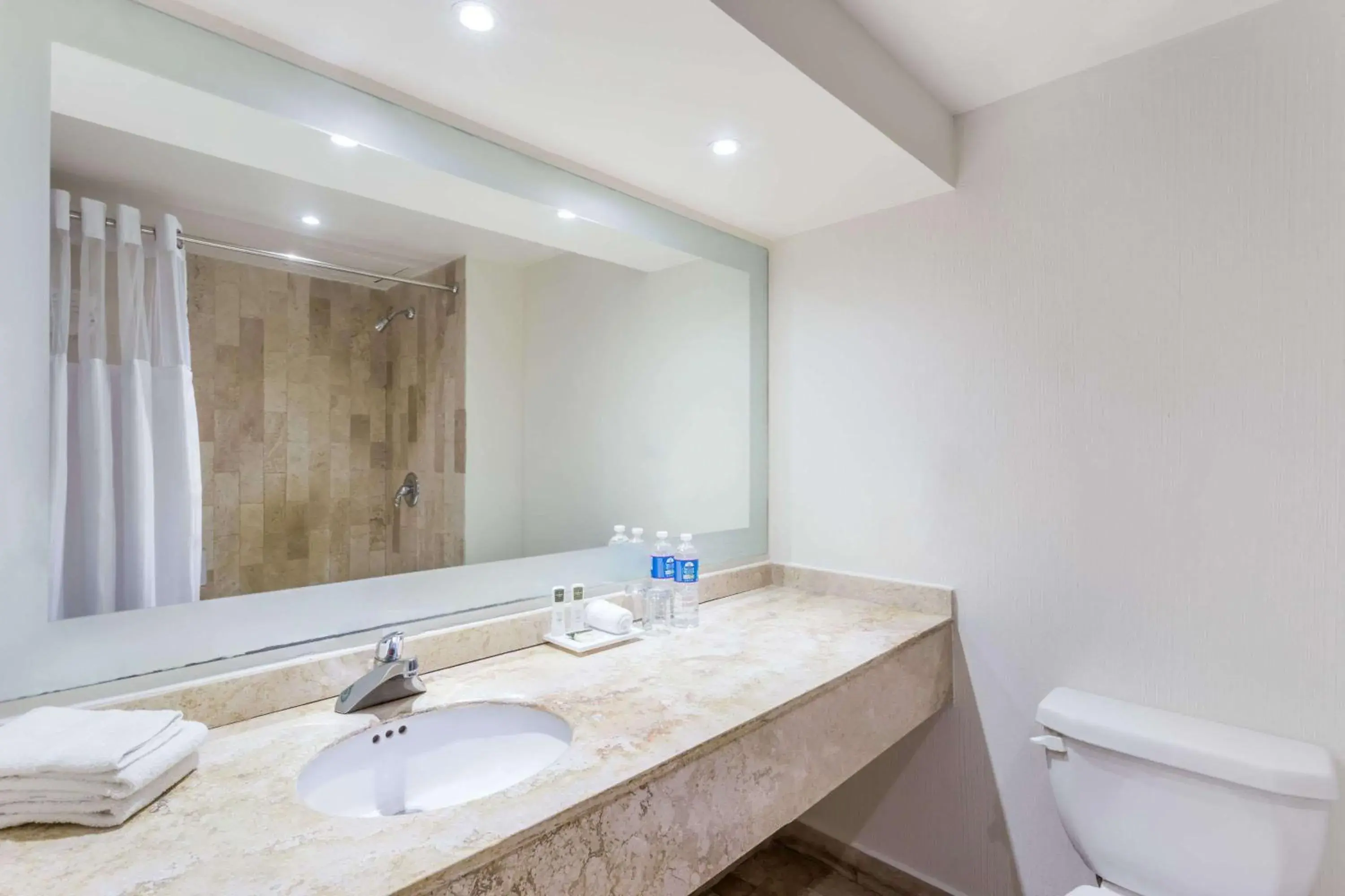 Bathroom in Baymont by Wyndham Lazaro Cardenas Bathroom in Baymont by Wyndham Lazaro Cardenas