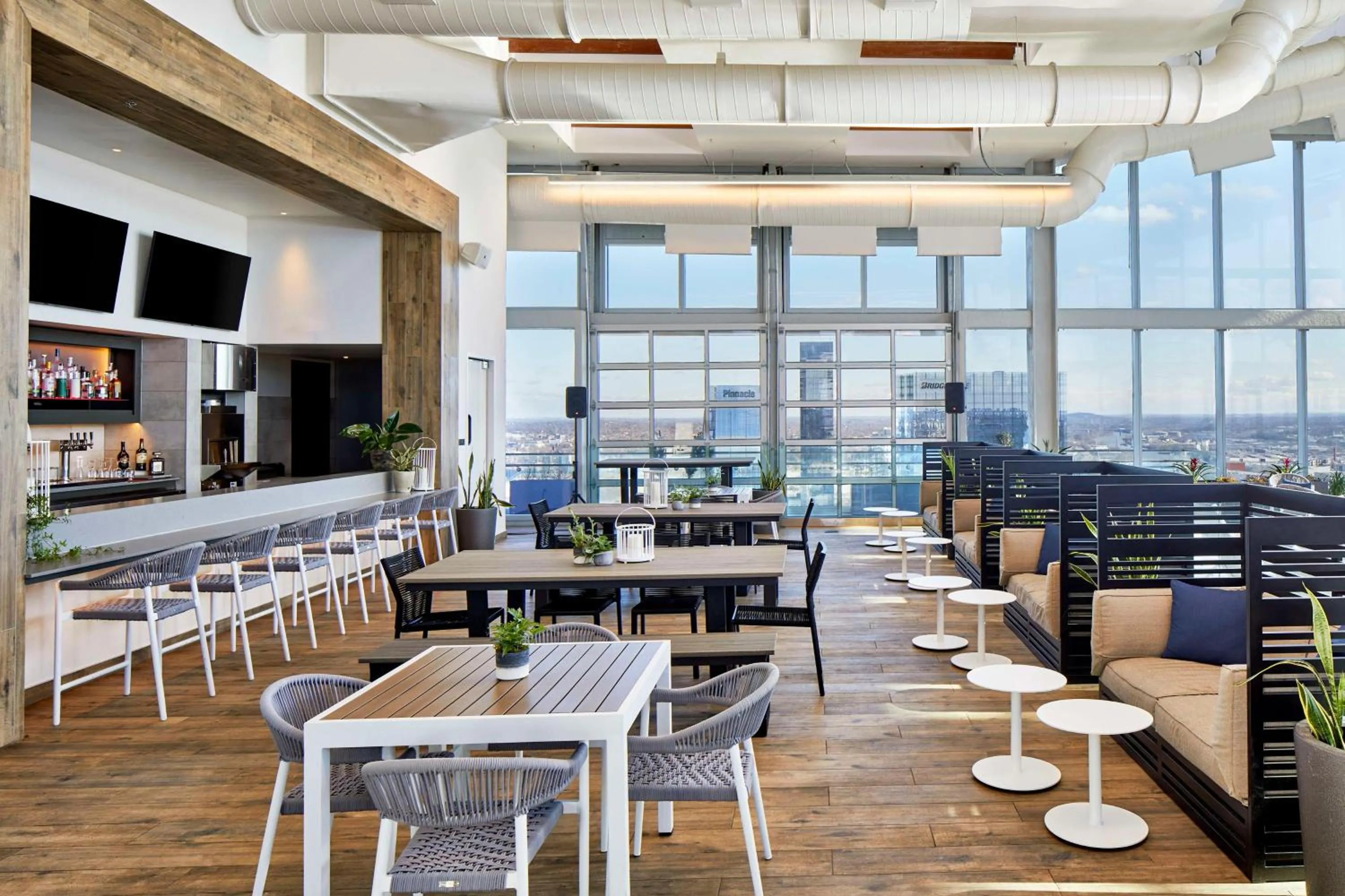 Lounge or bar in Embassy Suites by Hilton Nashville Downtown