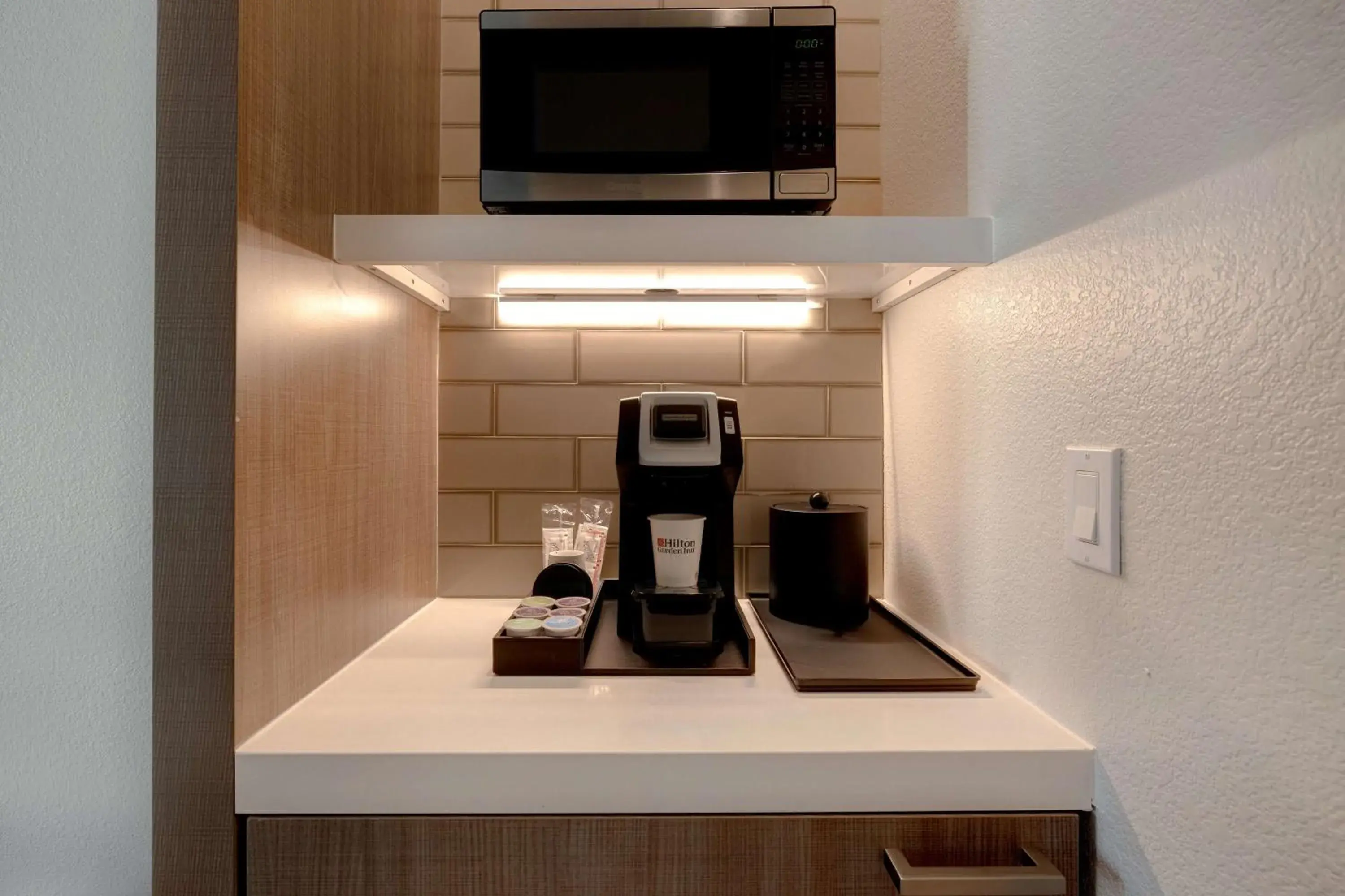 Corner Queen Room with Pool View in Hilton Garden Inn Temecula Corner Queen Room with Pool View in Hilton Garden Inn Temecula