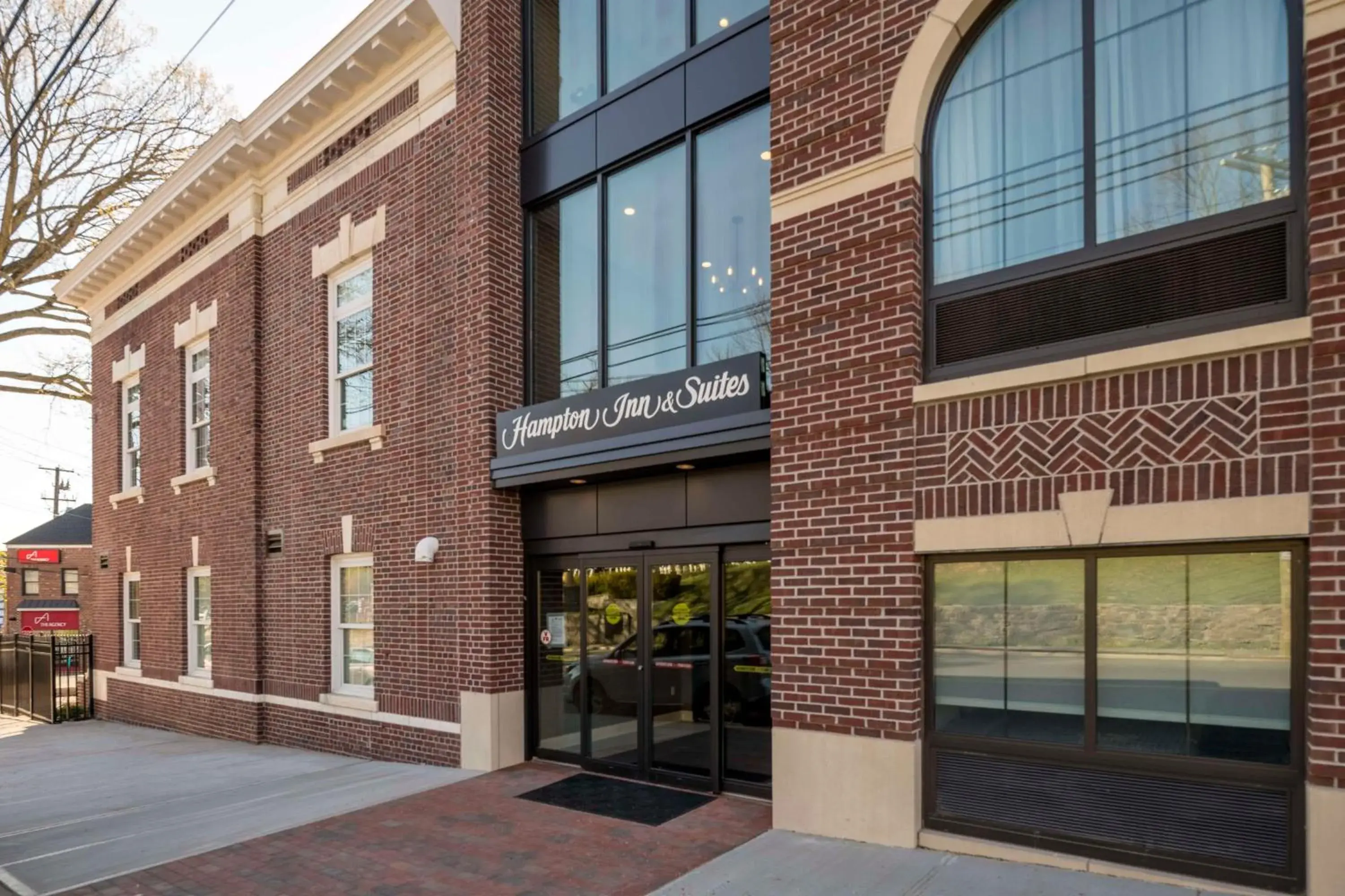 Property building in Hampton Inn & Suites Huntington Downtown, Ny Property building in Hampton Inn & Suites Huntington Downtown, Ny