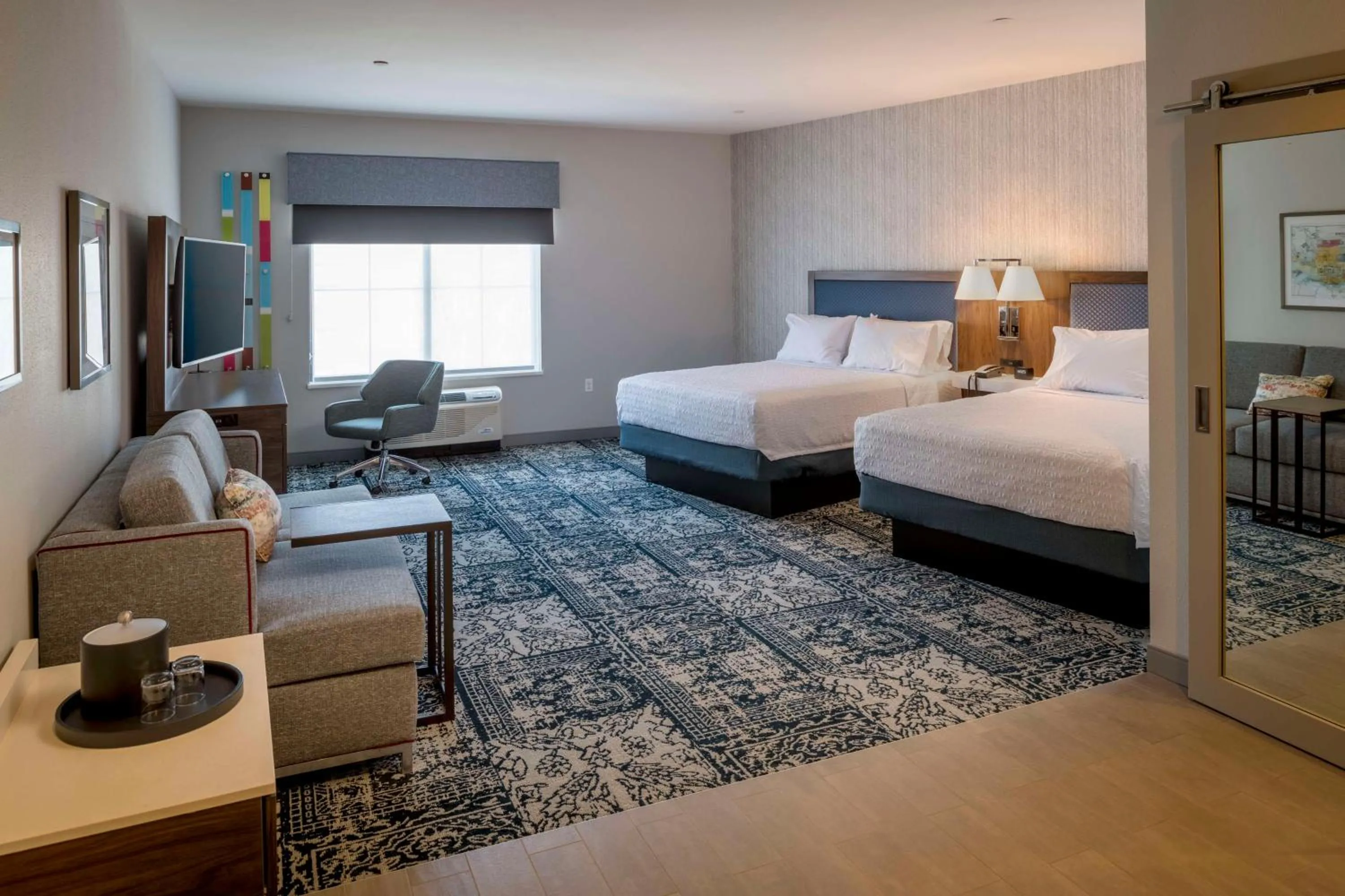 Bedroom, Bed in Hampton Inn & Suites Huntington Downtown, Ny