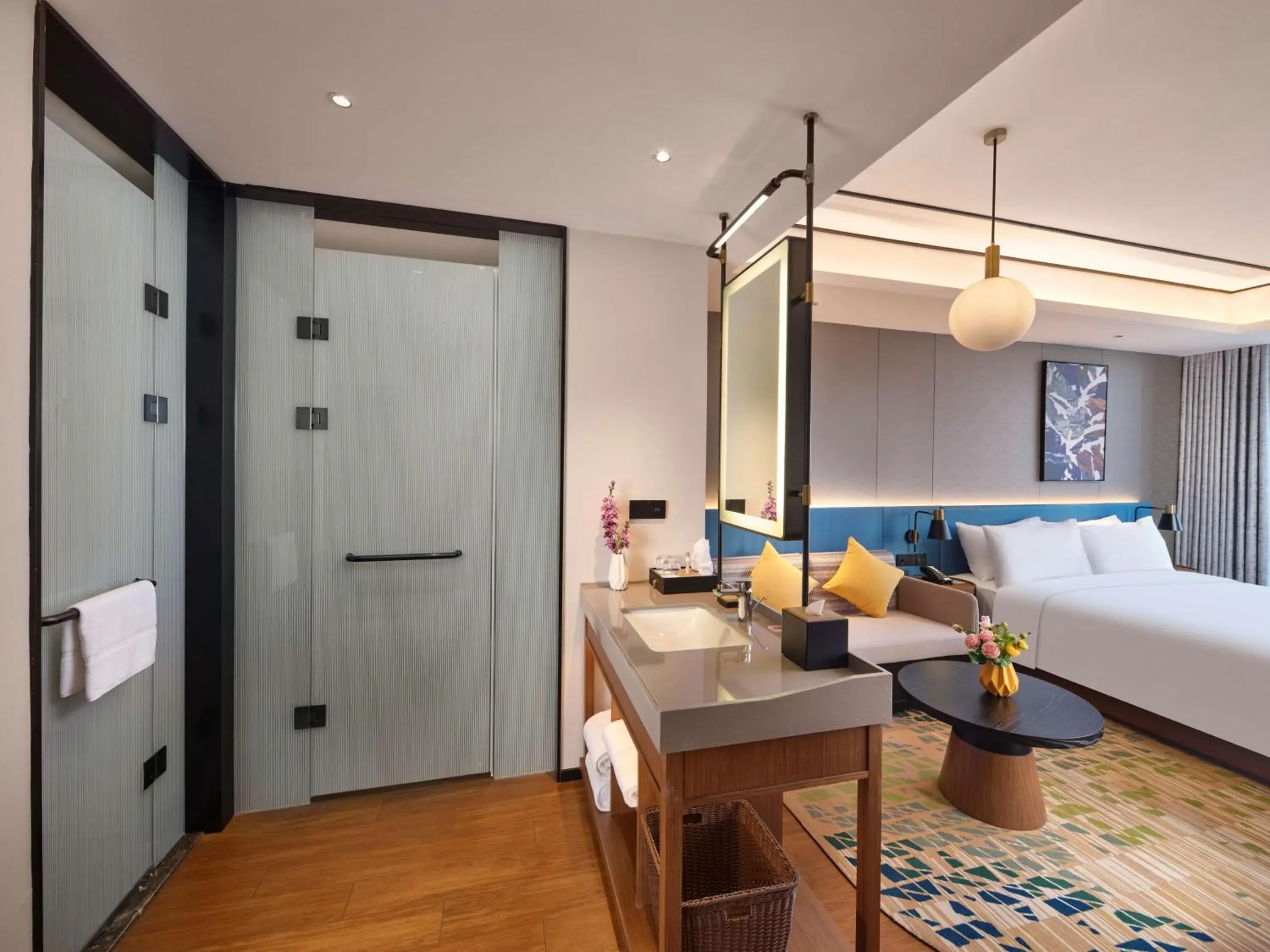 Bathroom, Bed in Hilton Garden Inn Jinzhou Central Street Bathroom, Bed in Hilton Garden Inn Jinzhou Central Street