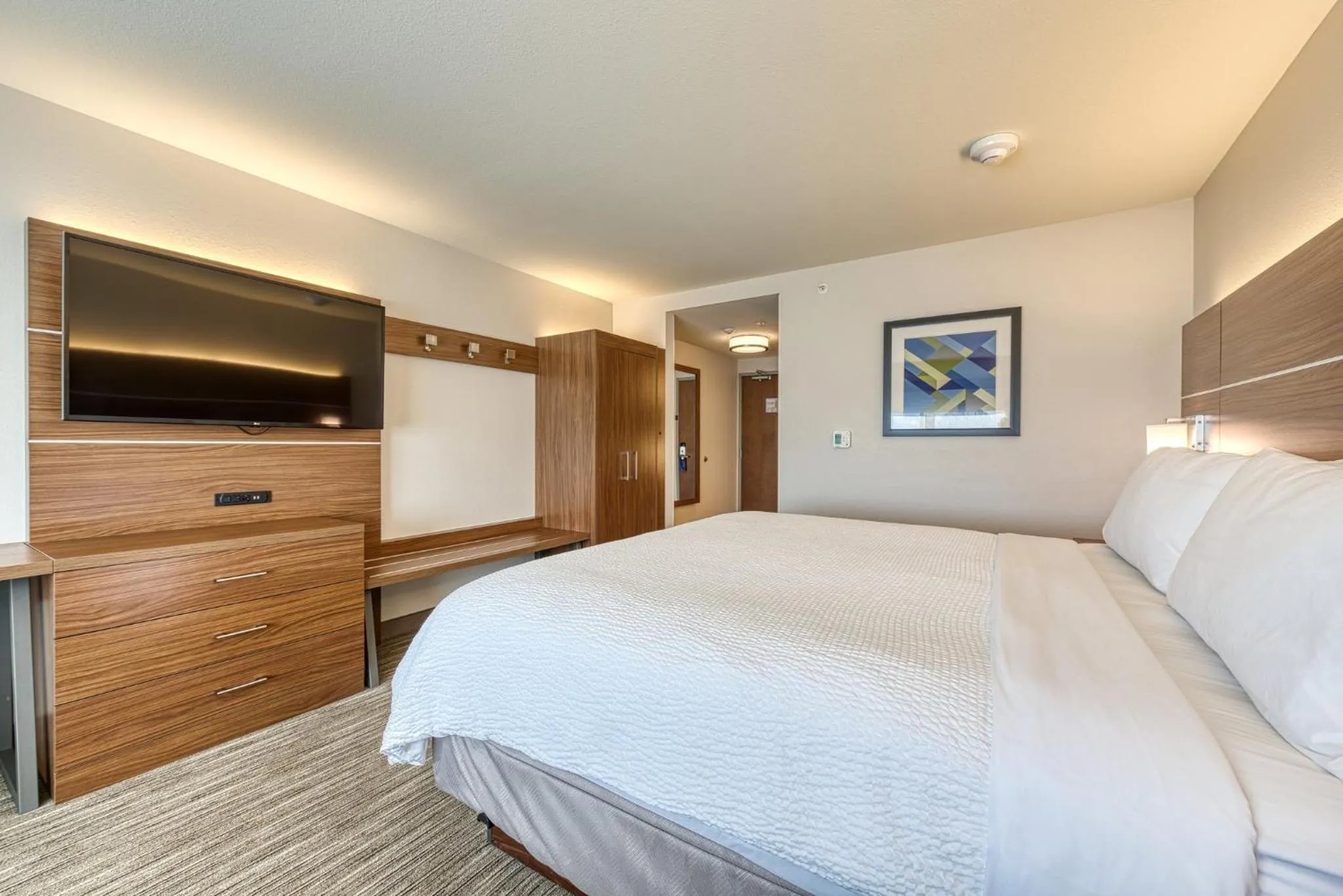 Photo of the whole room, Bed in Holiday Inn Express & Suites - Manitou Springs by IHG