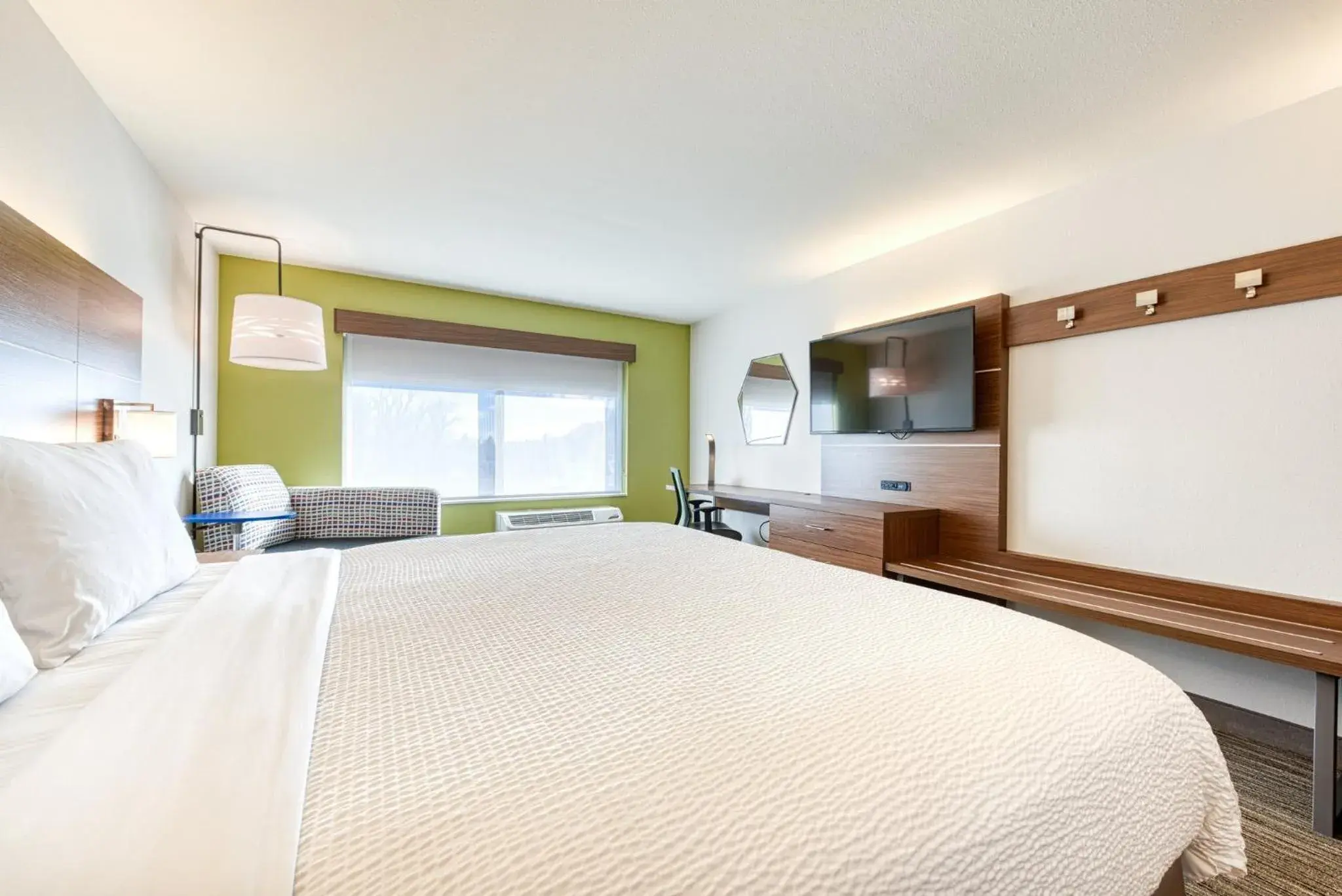 Photo of the whole room, Bed in Holiday Inn Express & Suites - Manitou Springs by IHG Photo of the whole room, Bed in Holiday Inn Express & Suites - Manitou Springs by IHG