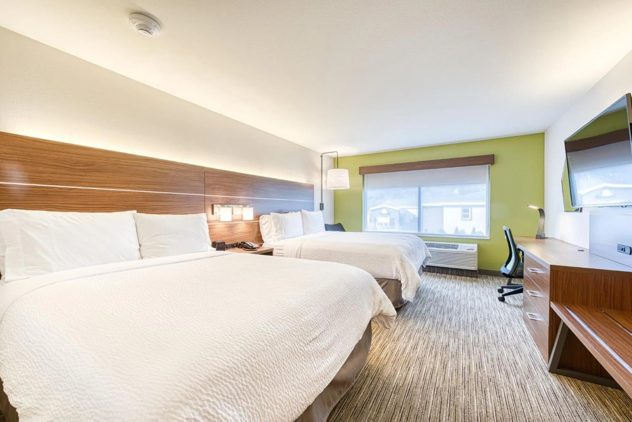 Photo of the whole room, Bed in Holiday Inn Express & Suites - Manitou Springs by IHG