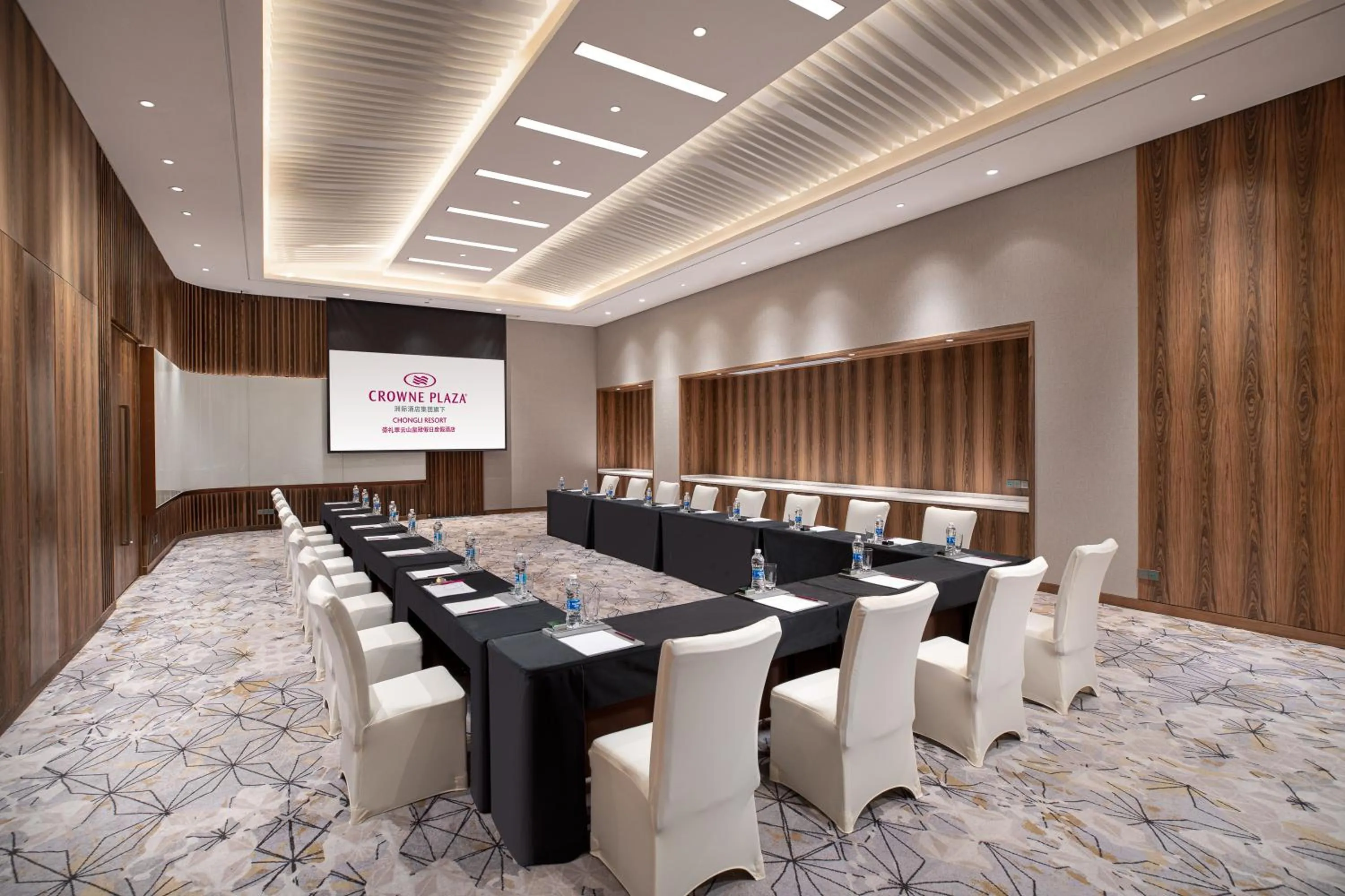 Meeting/conference room in Crowne Plaza Chongli Resort by IHG