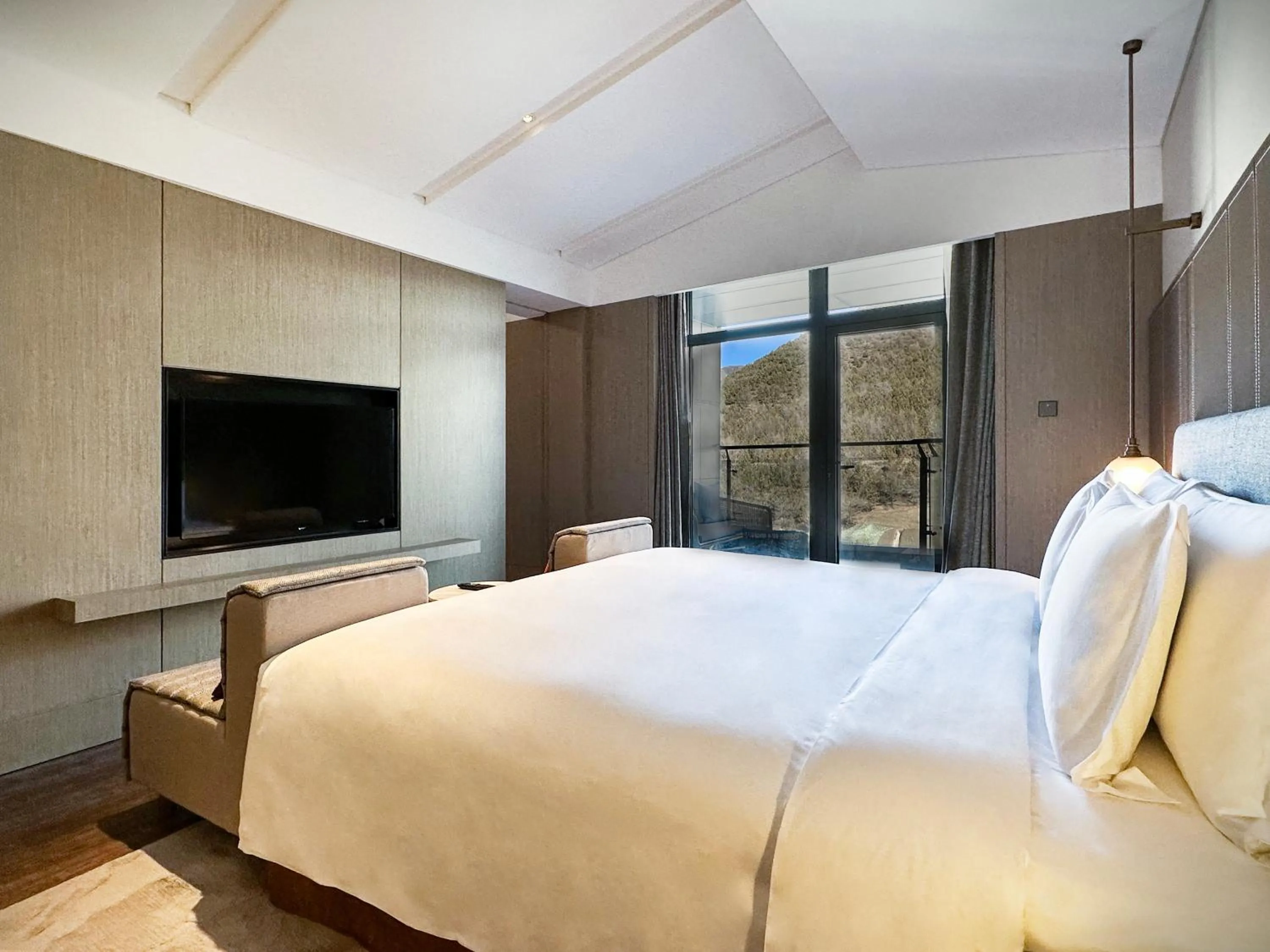 Bed in Crowne Plaza Chongli Resort by IHG