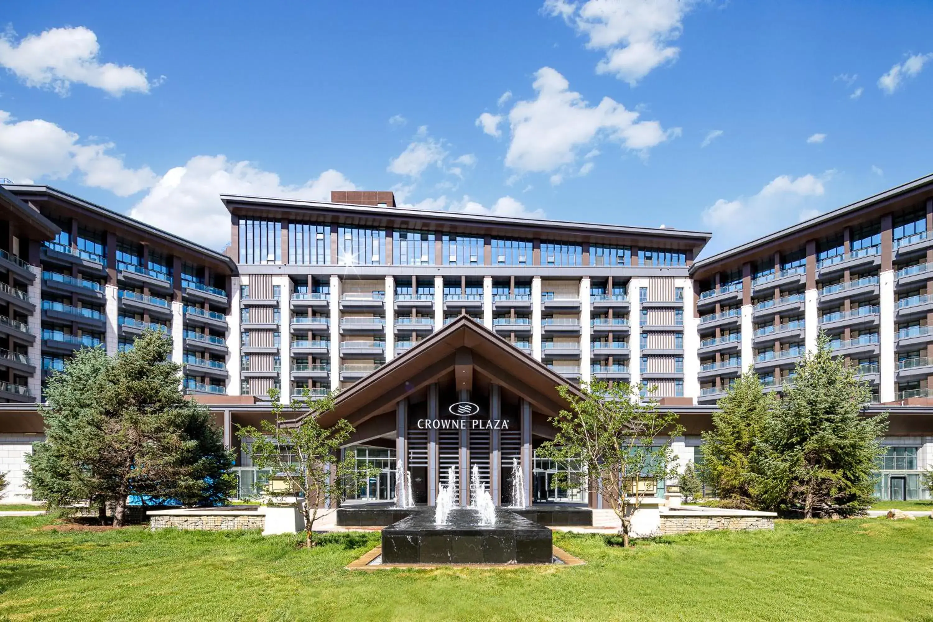 Property building in Crowne Plaza Chongli Resort by IHG Property building in Crowne Plaza Chongli Resort by IHG