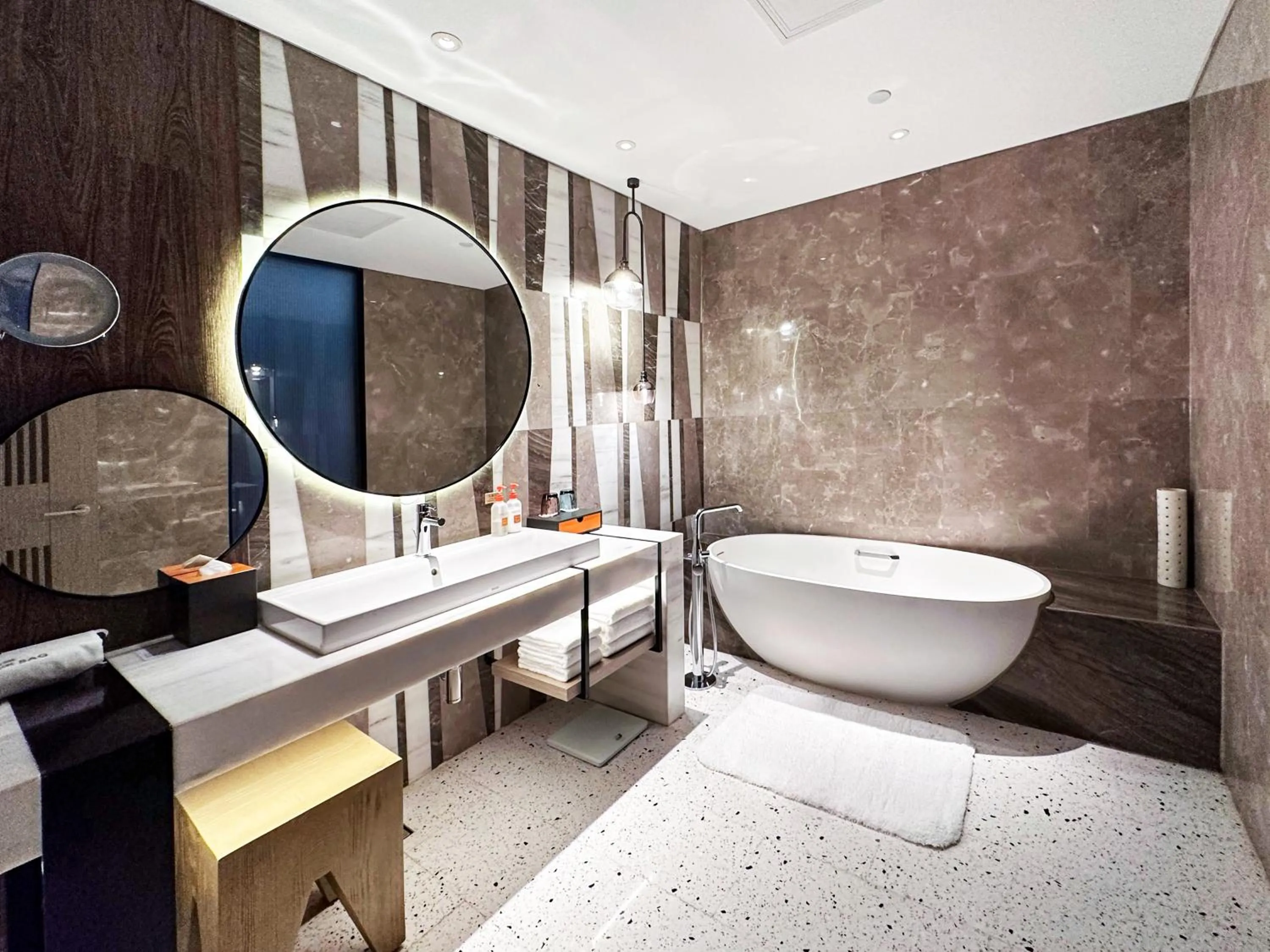 Toilet in Crowne Plaza Chongli Resort by IHG