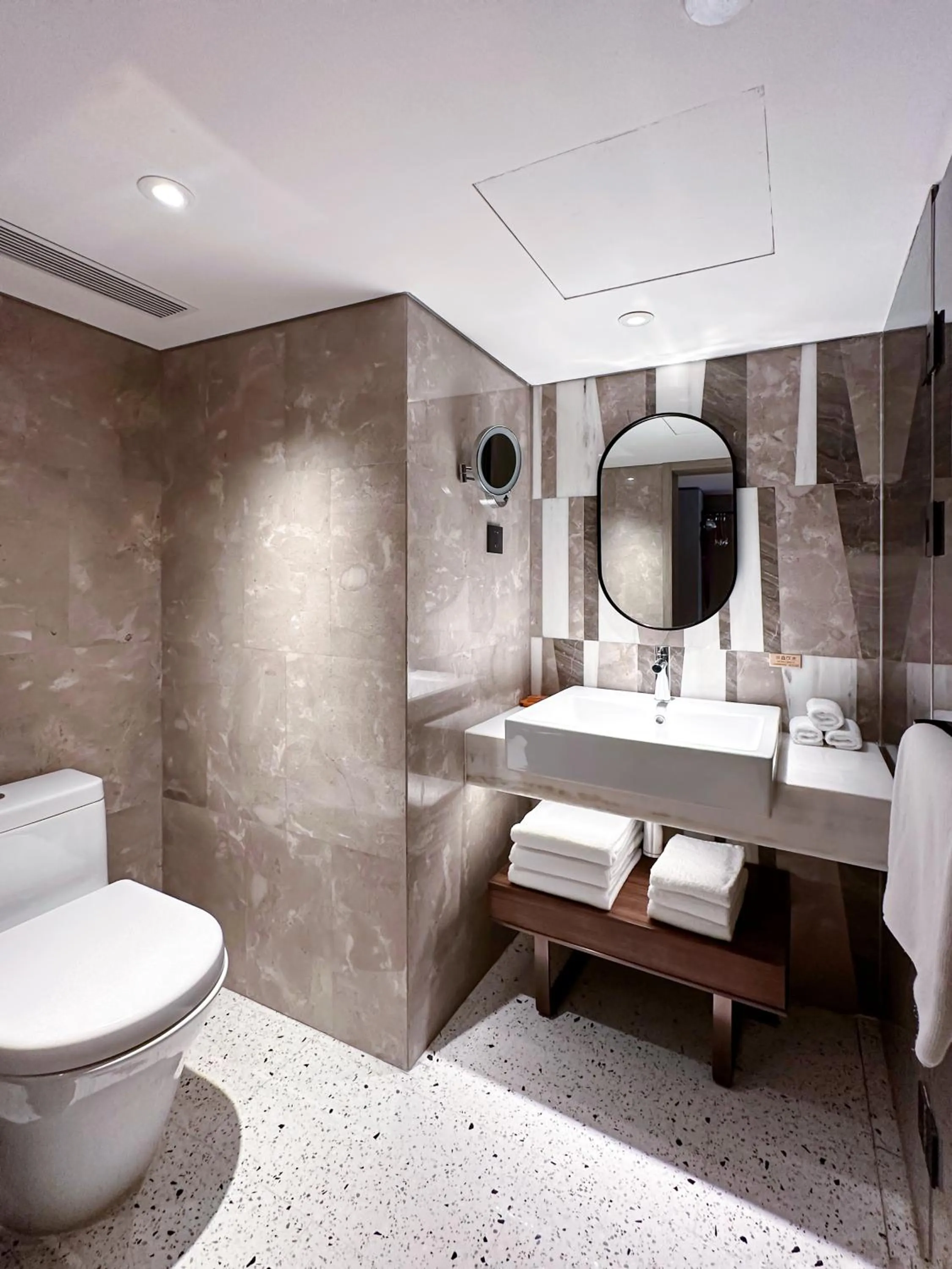 Toilet in Crowne Plaza Chongli Resort by IHG