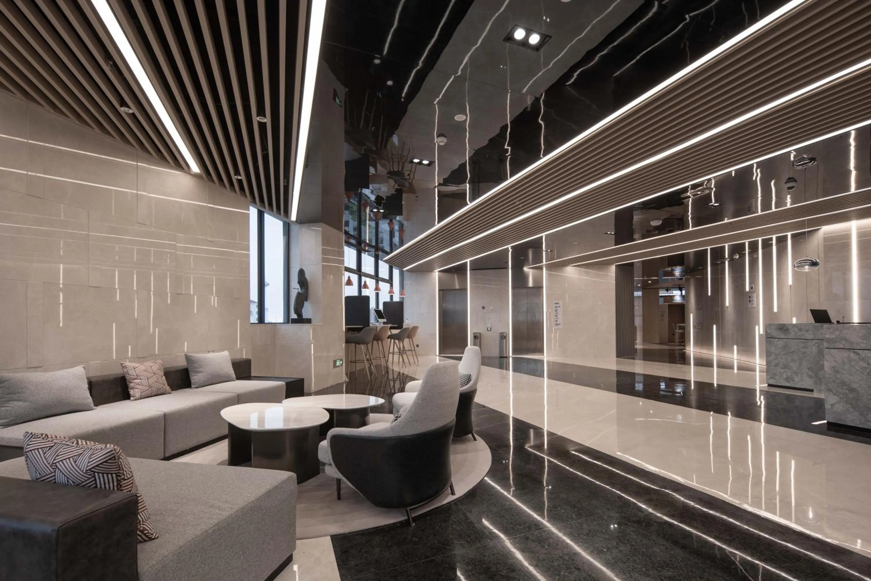 Lobby or reception in Holiday Inn Express Shanghai Qingpu New City by IHG