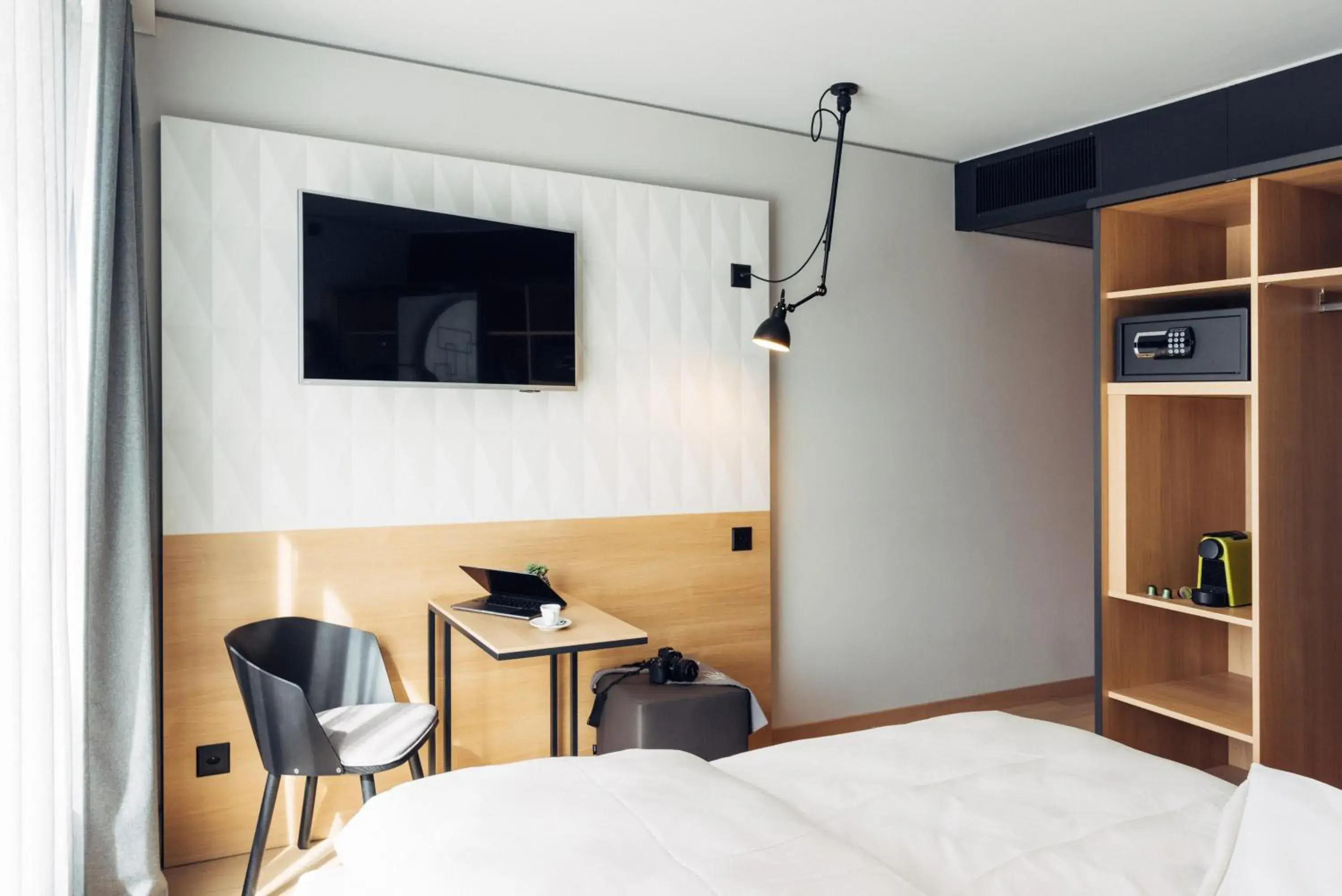 Seating area, Bed in harry's home Bern-Expo Seating area, Bed in harry's home Bern-Expo