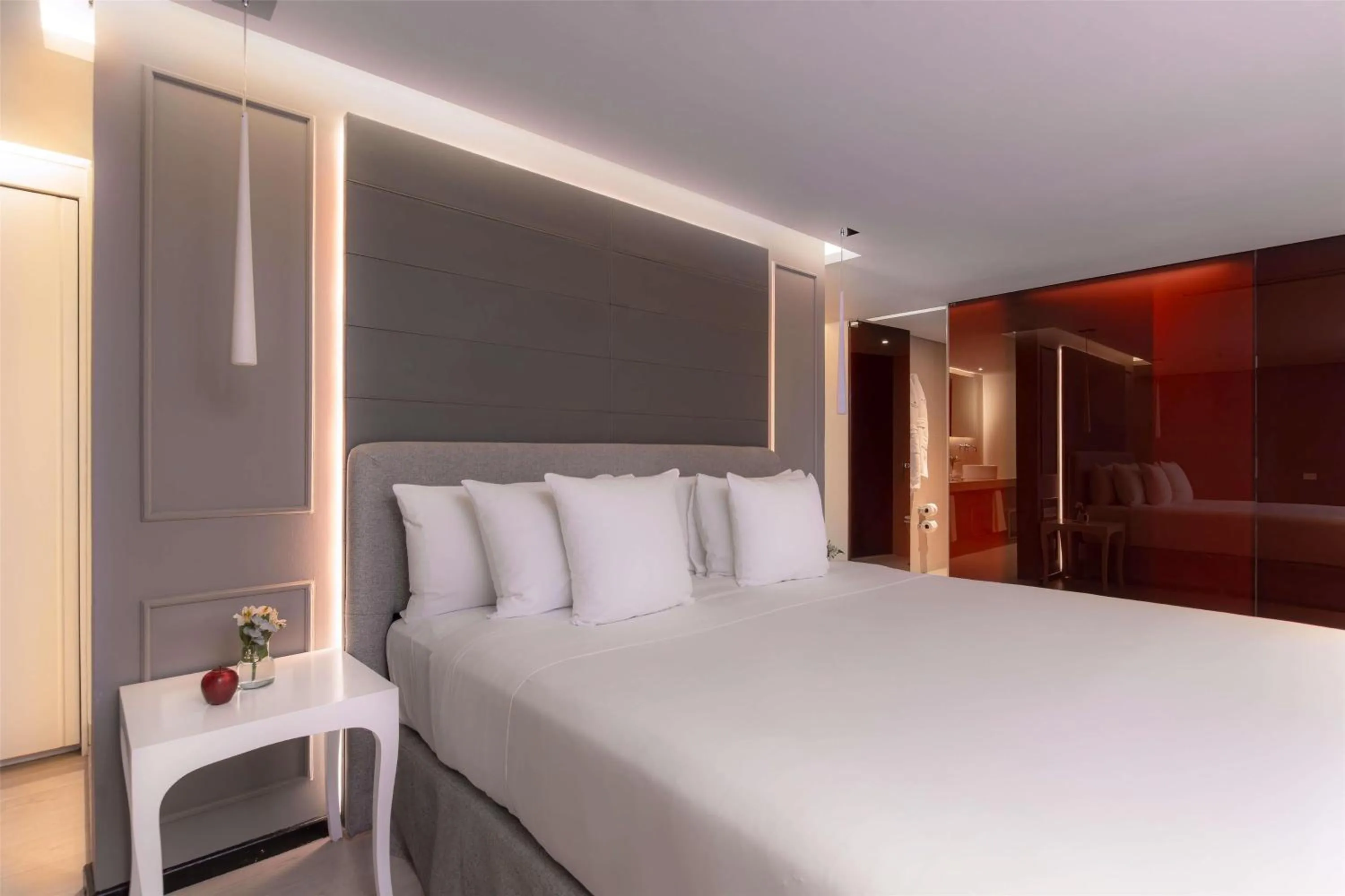 Photo of the whole room, Bed in NH Collection Mexico City Reforma