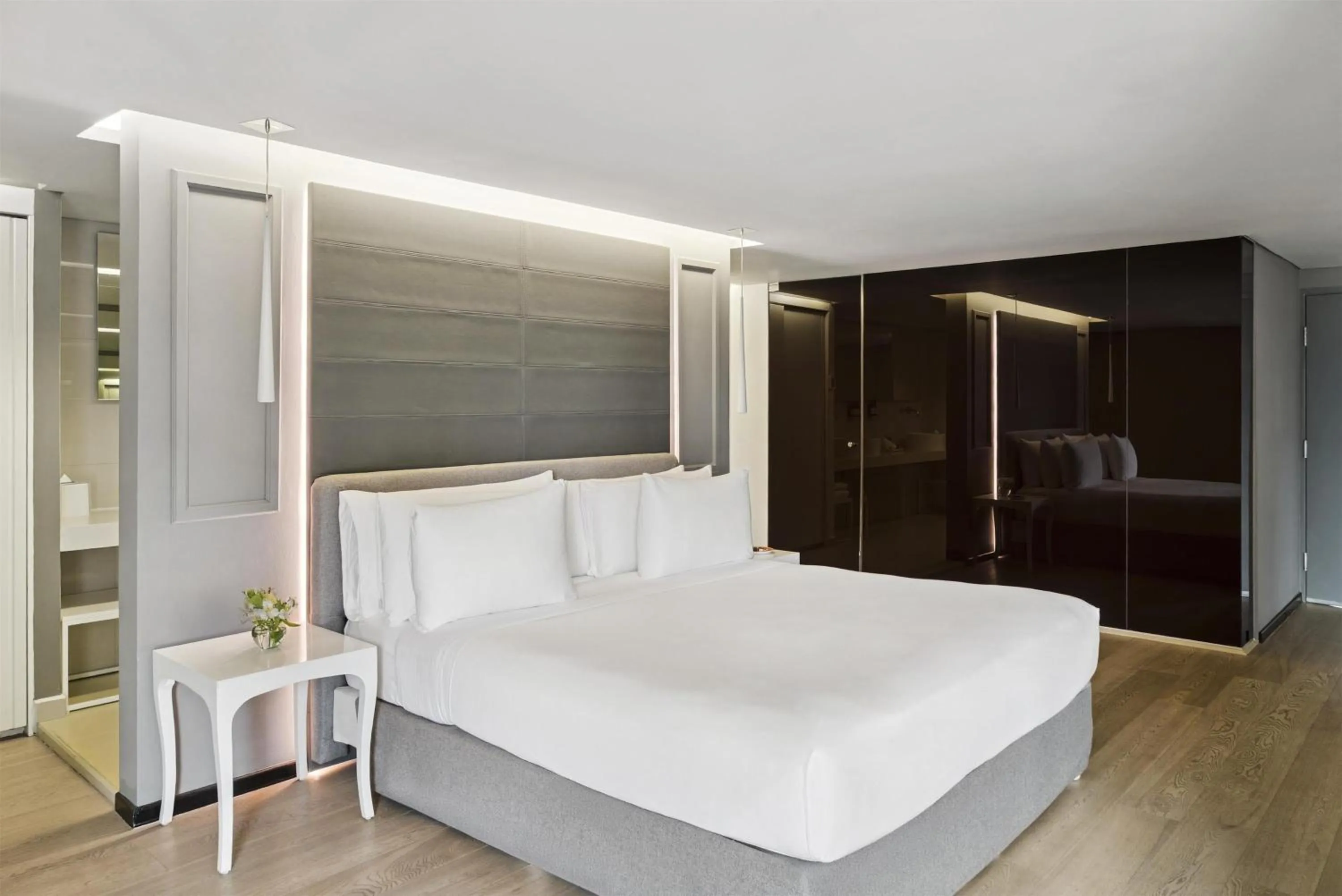 Photo of the whole room, Bed in NH Collection Mexico City Reforma