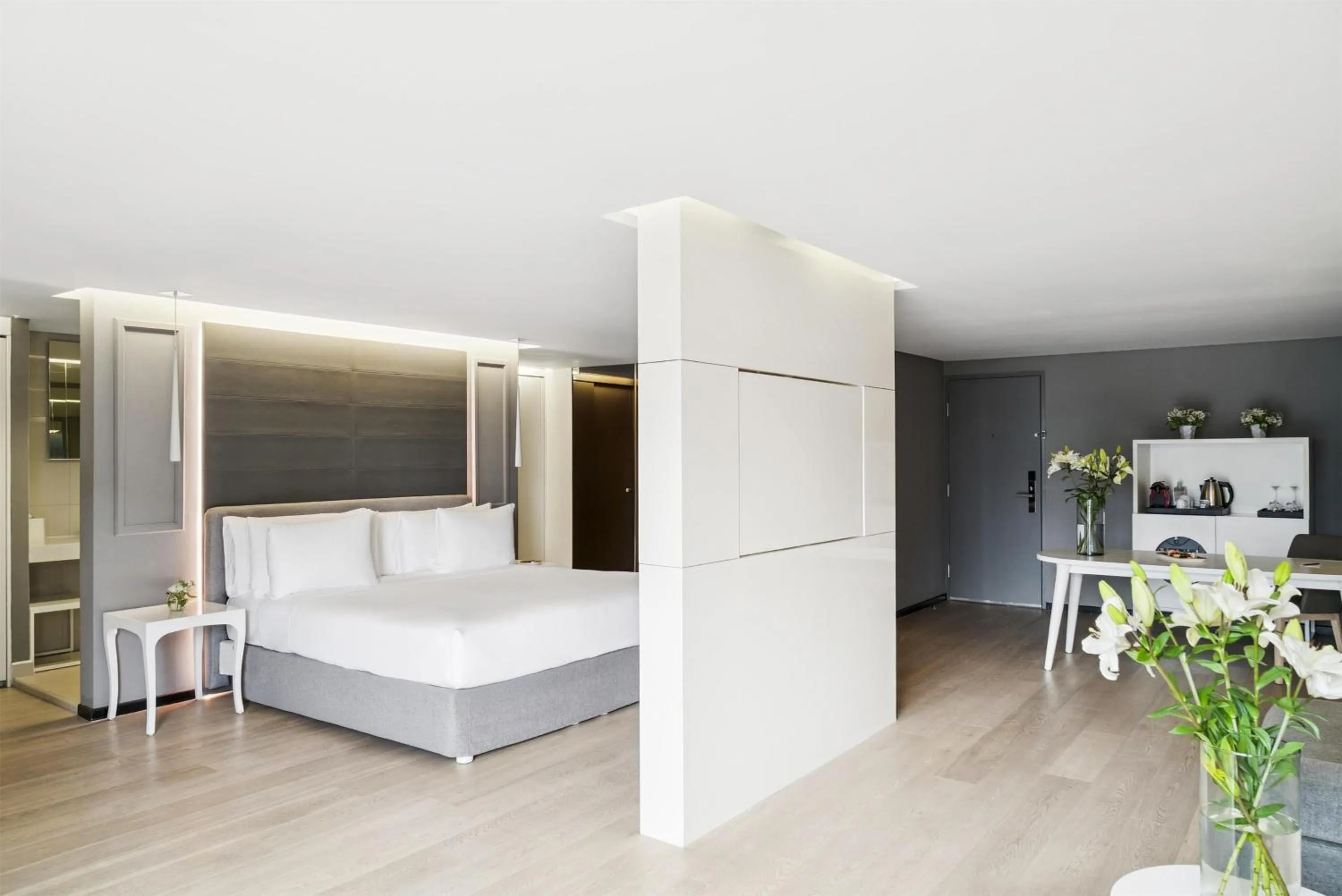 Photo of the whole room, Bed in NH Collection Mexico City Reforma
