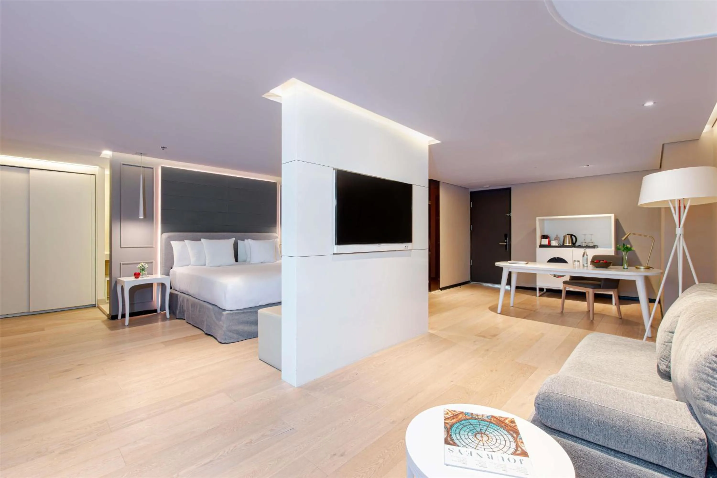 Photo of the whole room, Bed in NH Collection Mexico City Reforma