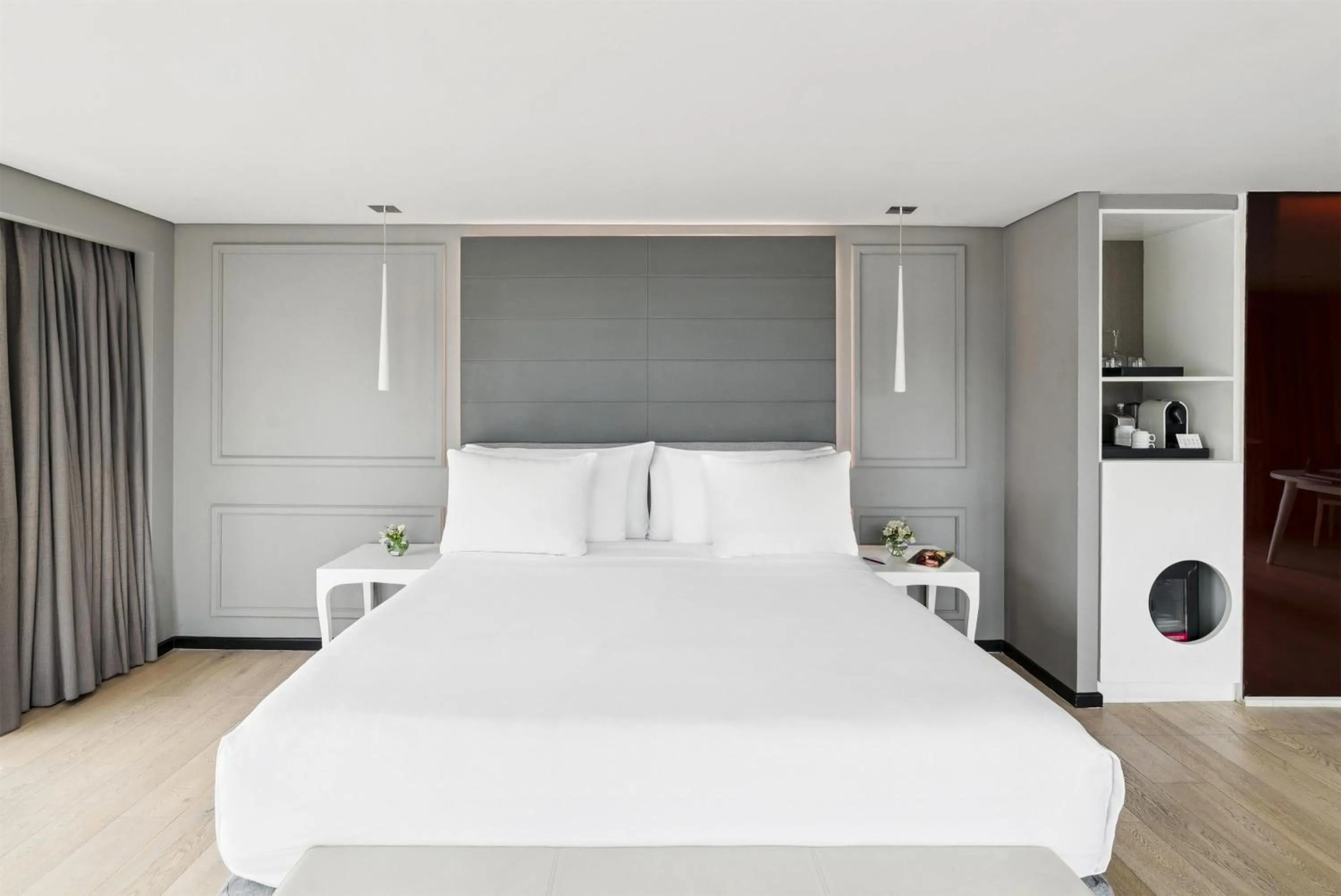 Photo of the whole room, Bed in NH Collection Mexico City Reforma