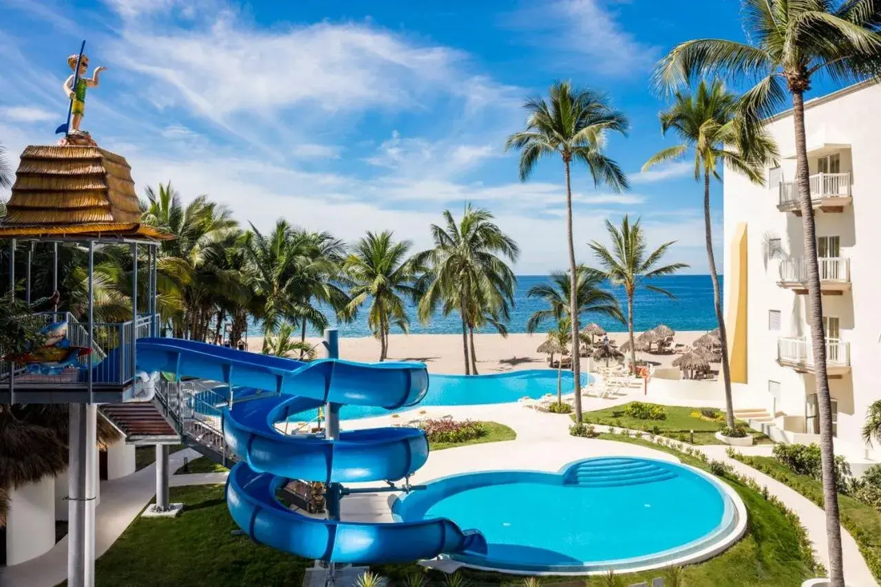 Swimming pool in Krystal Vallarta Swimming pool in Krystal Vallarta